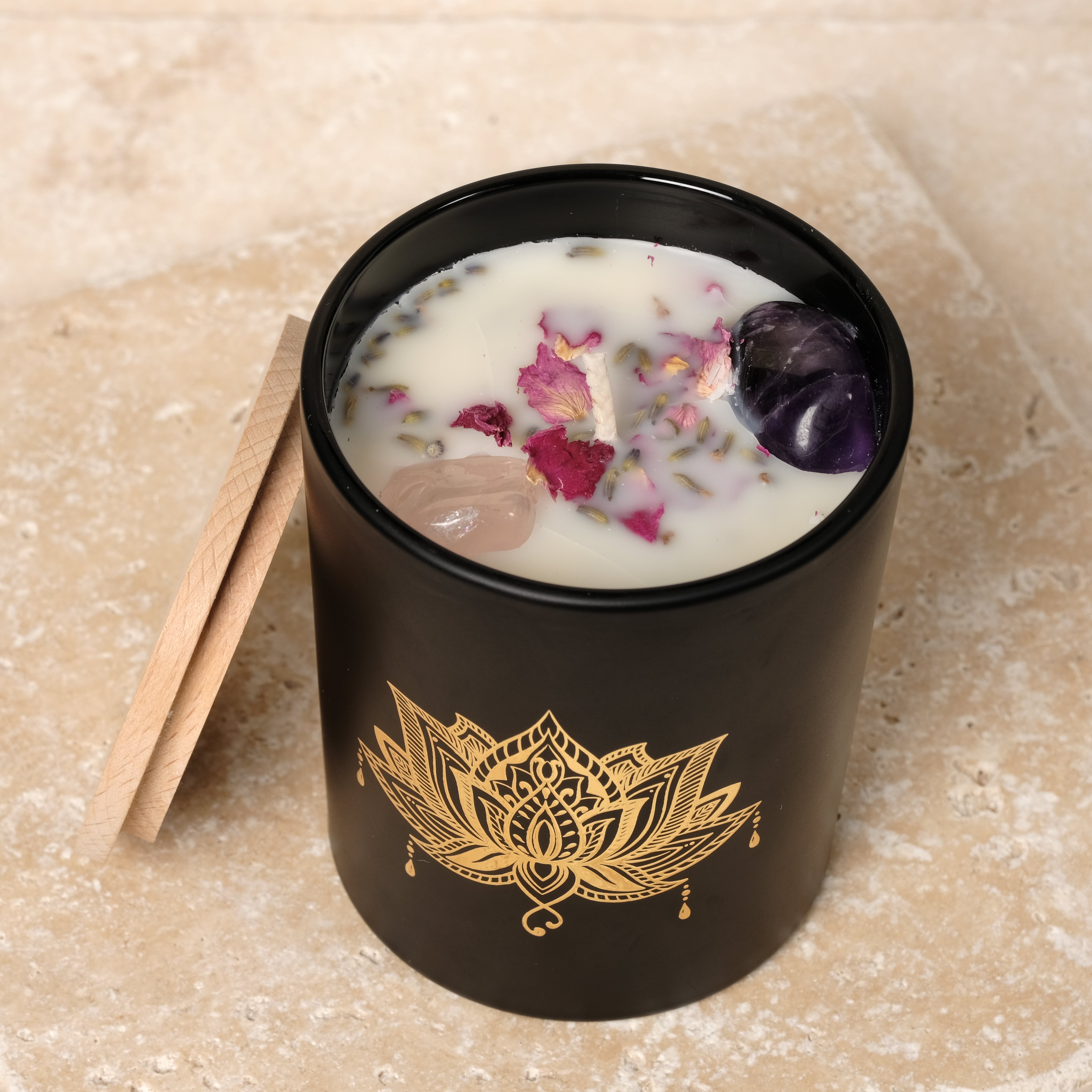 Bougie parfumée aux pierres précieuses avec quartz rose, améthyste et pétales de fleurs