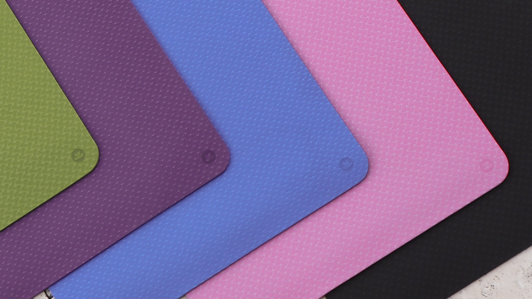 Les tapis de yoga en TPE se distinguent par leurs propriétés antidérapantes et leur légèreté. Ils sont également parfaits pour les exercices de Pilates ou de gymnastique.