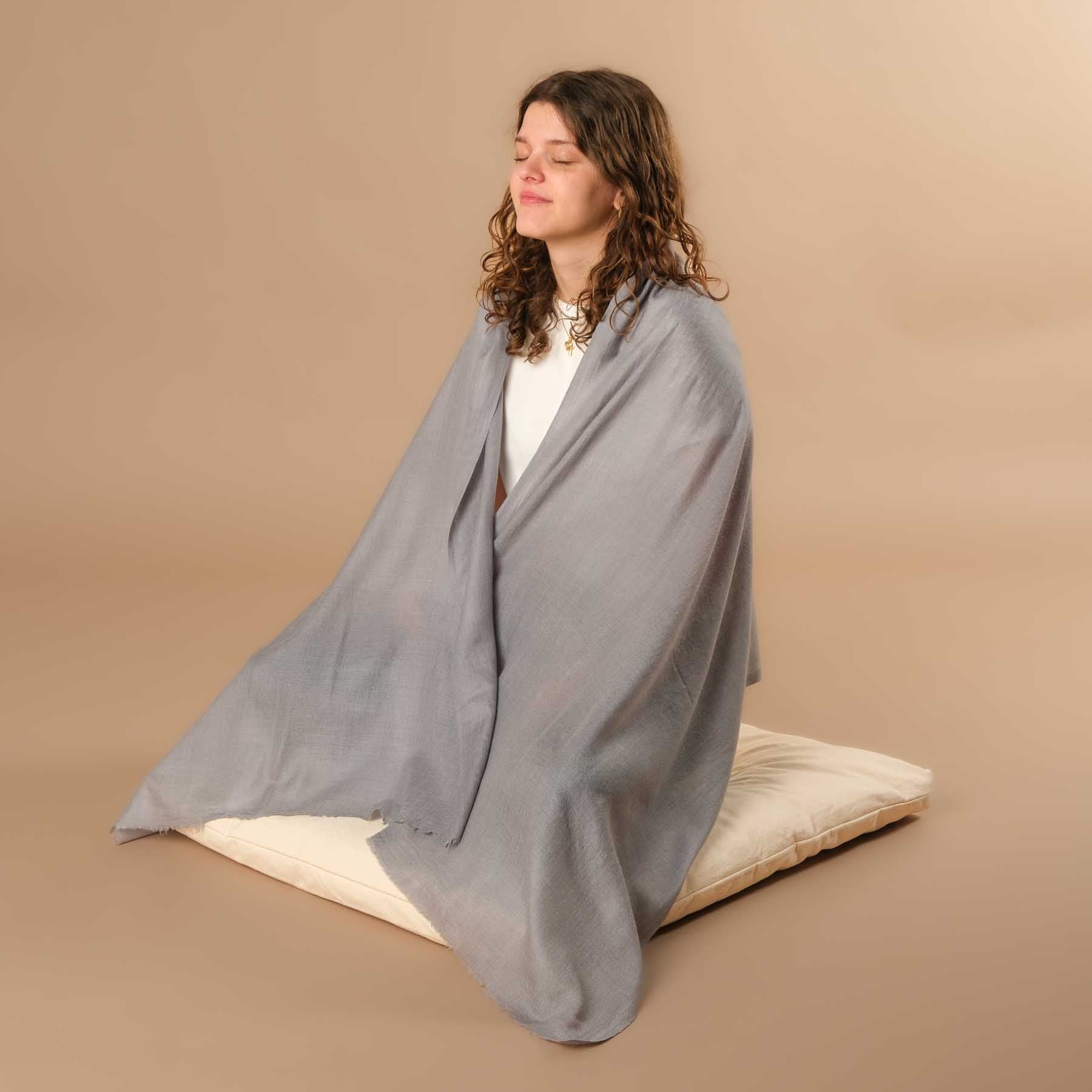 Meditationstuch Schal Feinwolle uni grau