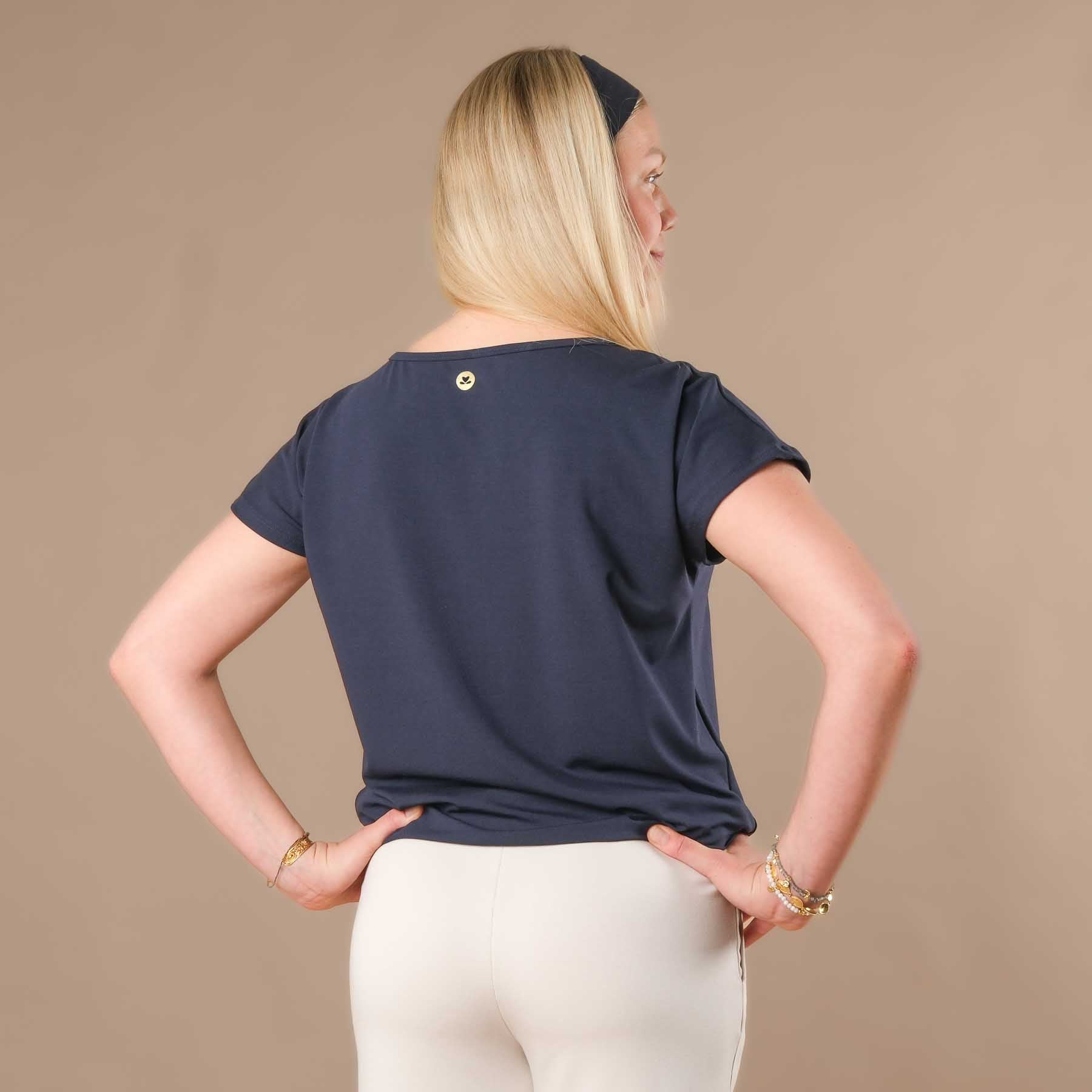 Maglietta da yoga con lacci e tessuto sostenibile, color blu navy, prodotta in Svizzera