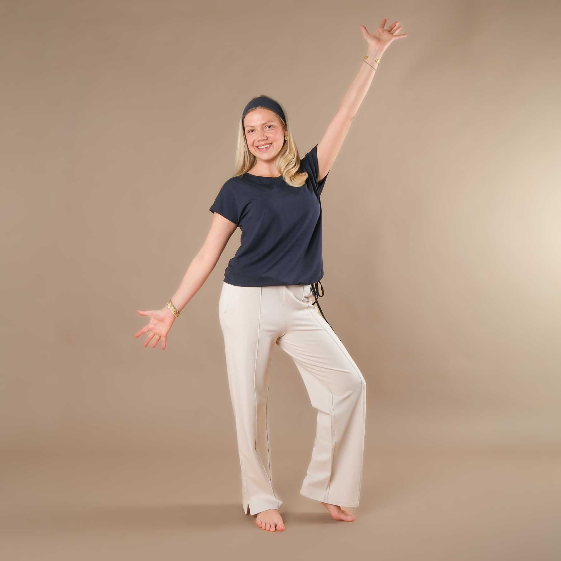 Maglietta da yoga con lacci e tessuto sostenibile, color blu navy, prodotta in Svizzera