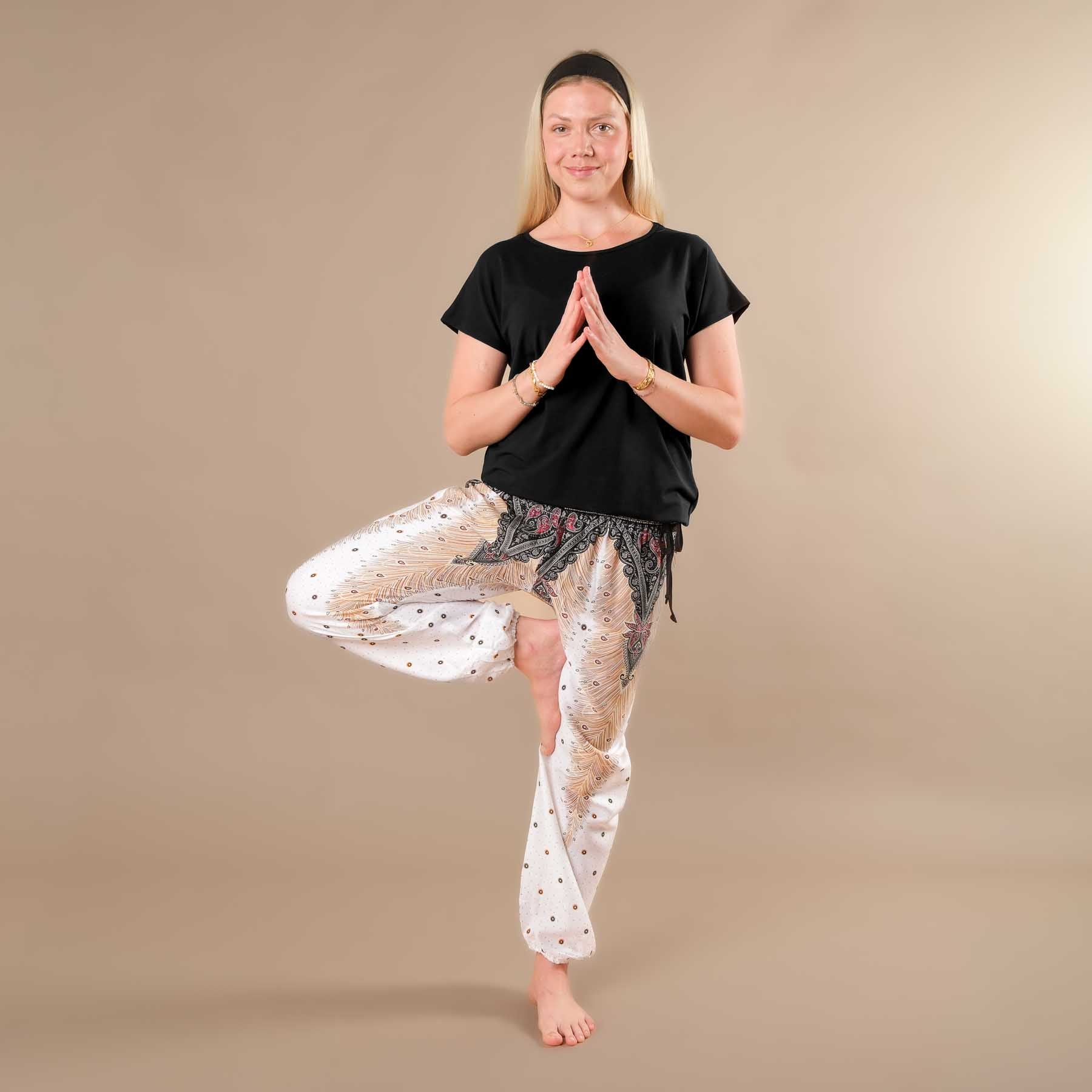 Maglietta da yoga prodotta in Svizzera con lacci e tessuto sostenibile, colore nero