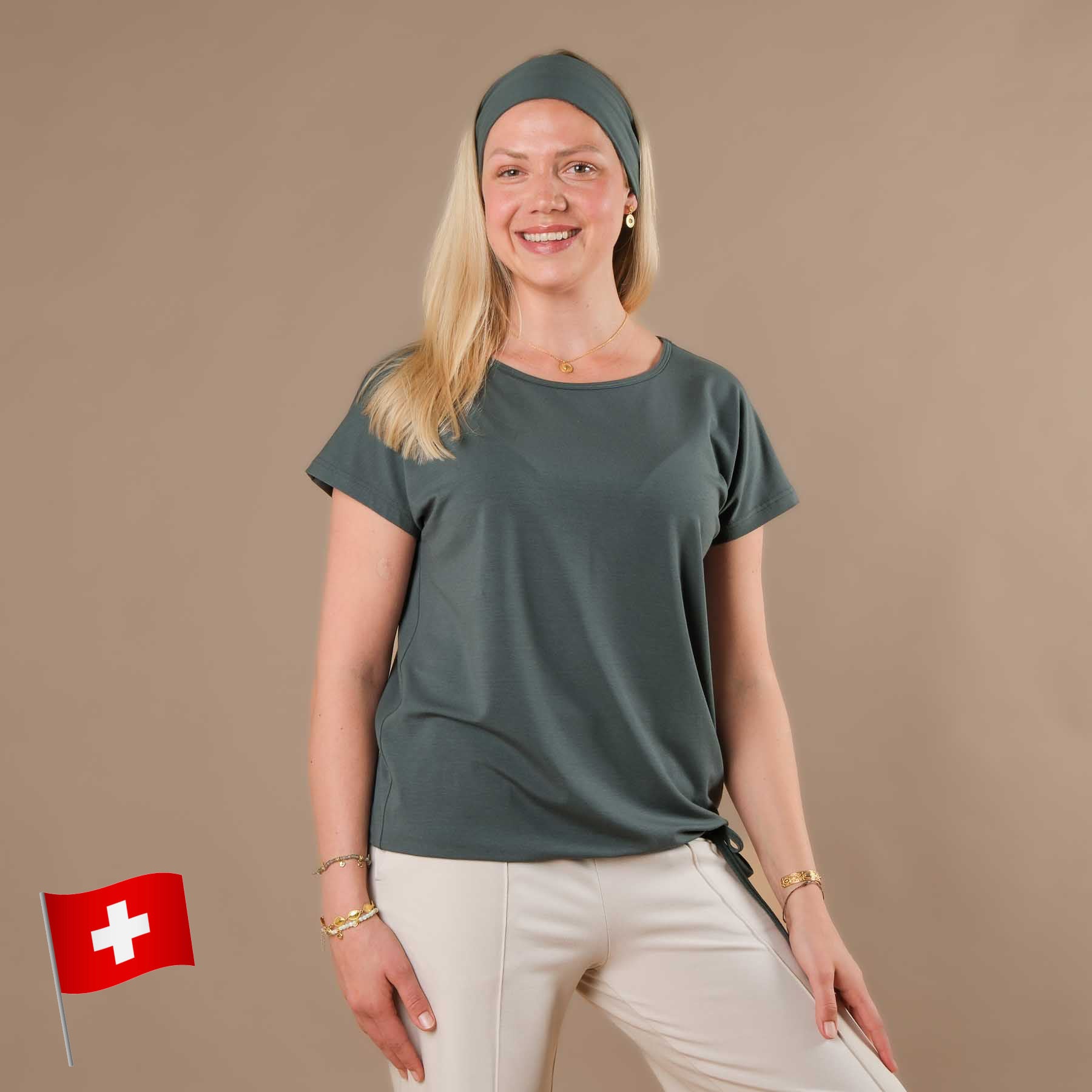 Maglietta da yoga con lacci, realizzata in tessuto sostenibile e prodotta in Svizzera, colore smeraldo