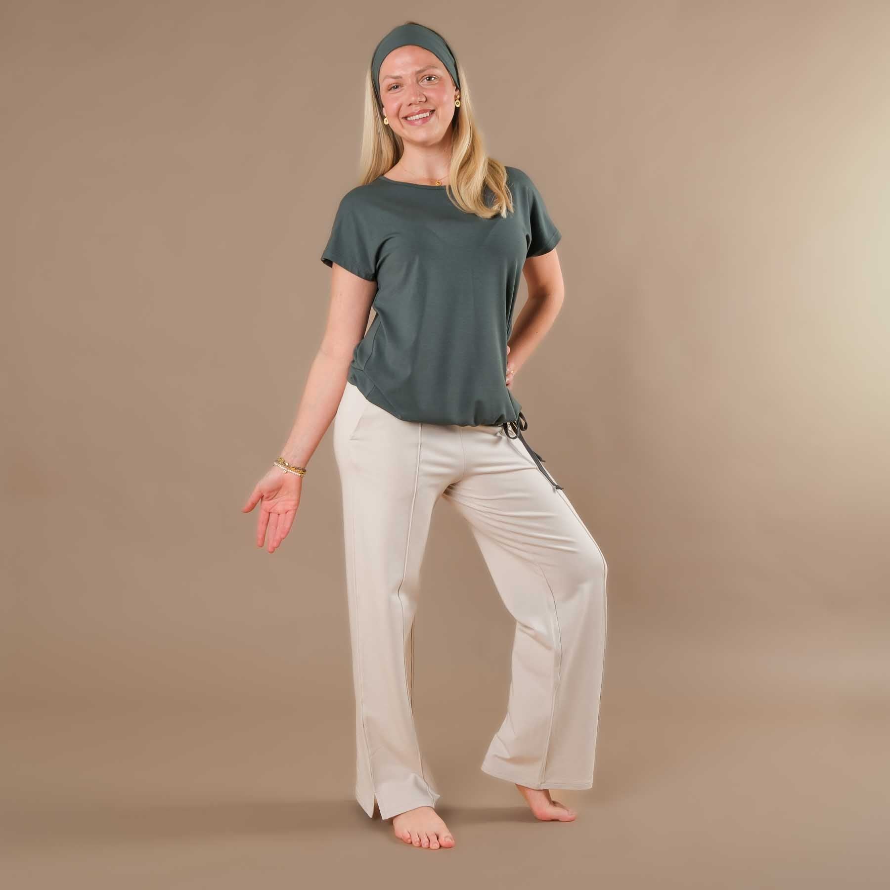 Maglietta da yoga con lacci, realizzata in tessuto sostenibile e prodotta in Svizzera, colore smeraldo