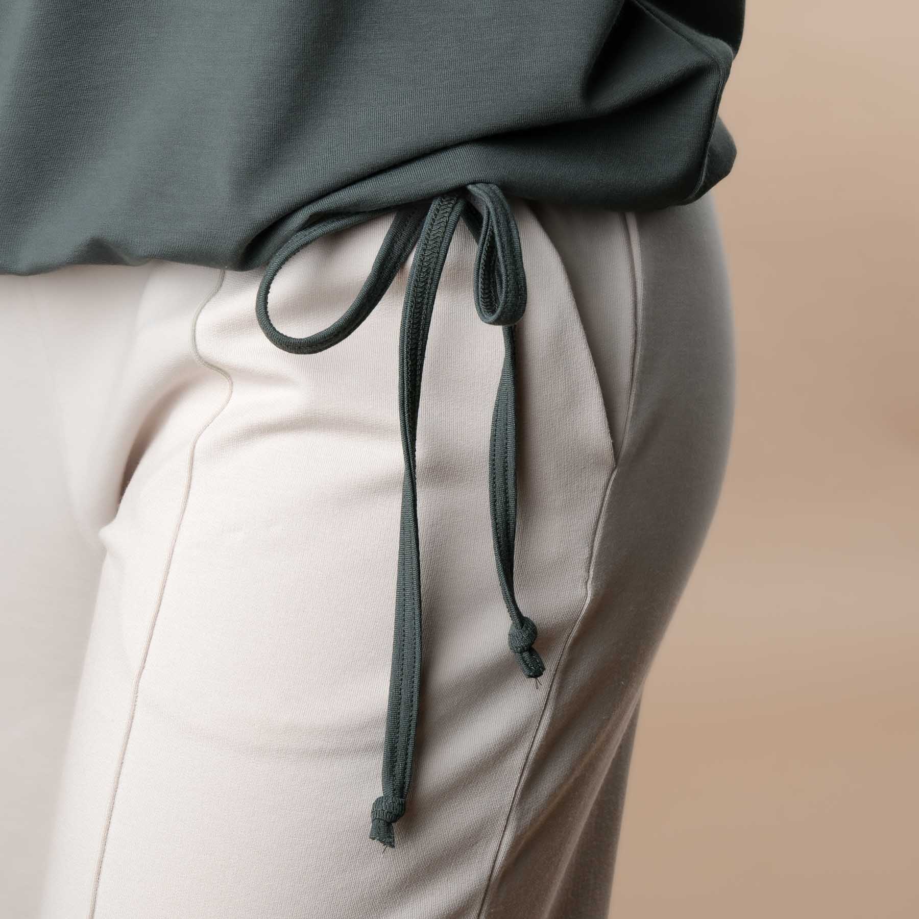 Maglietta da yoga con lacci, realizzata in tessuto sostenibile e prodotta in Svizzera, colore smeraldo