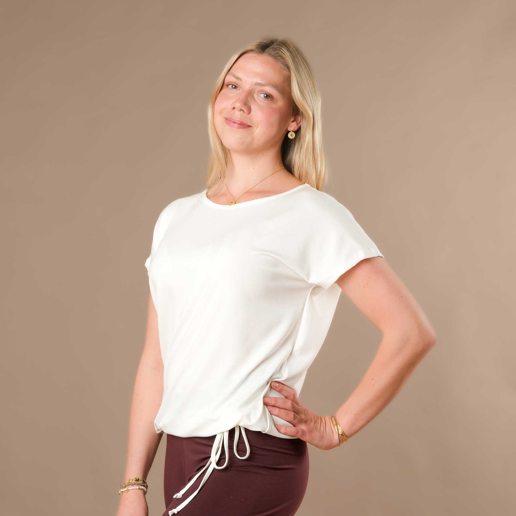 Maglietta da yoga prodotta in Svizzera con lacci e tessuto sostenibile, colore bianco