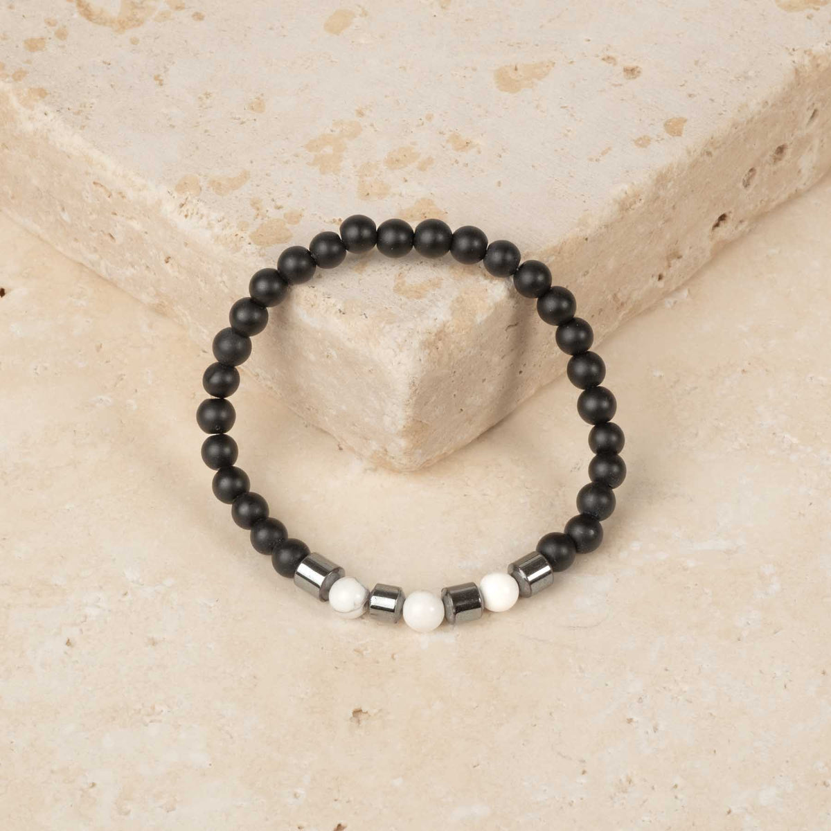 Braccialetto con pietre preziose: ematite e howlite