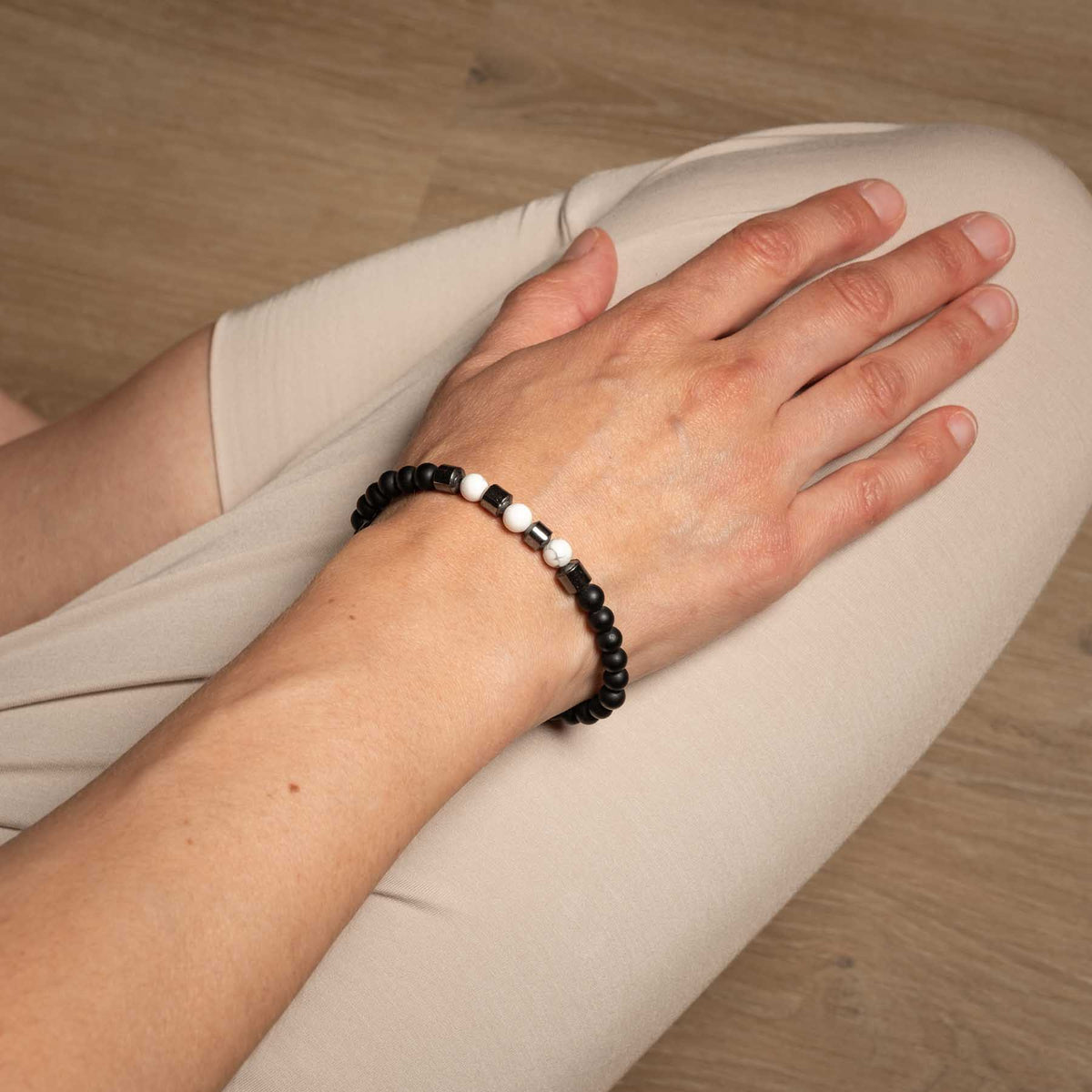 Braccialetto con pietre preziose: ematite e howlite