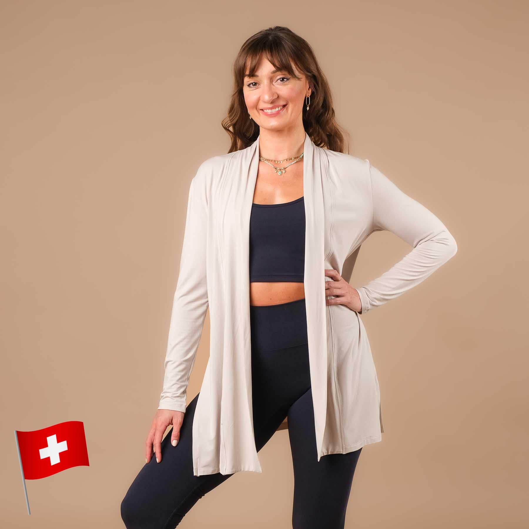 Comfy Yoga Cardigan in der Schweiz hergestellt sand