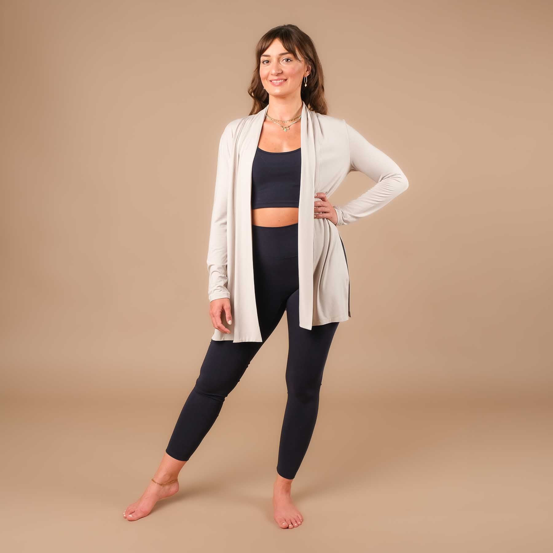 Comfy Yoga Cardigan in der Schweiz hergestellt sand