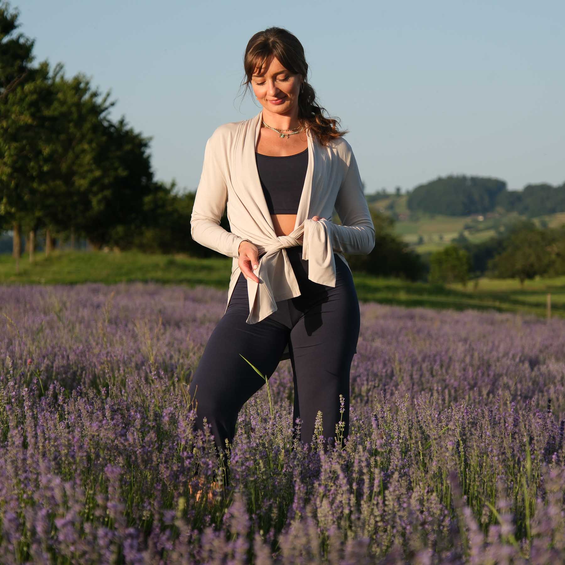 Comfy Yoga Cardigan in der Schweiz hergestellt sand