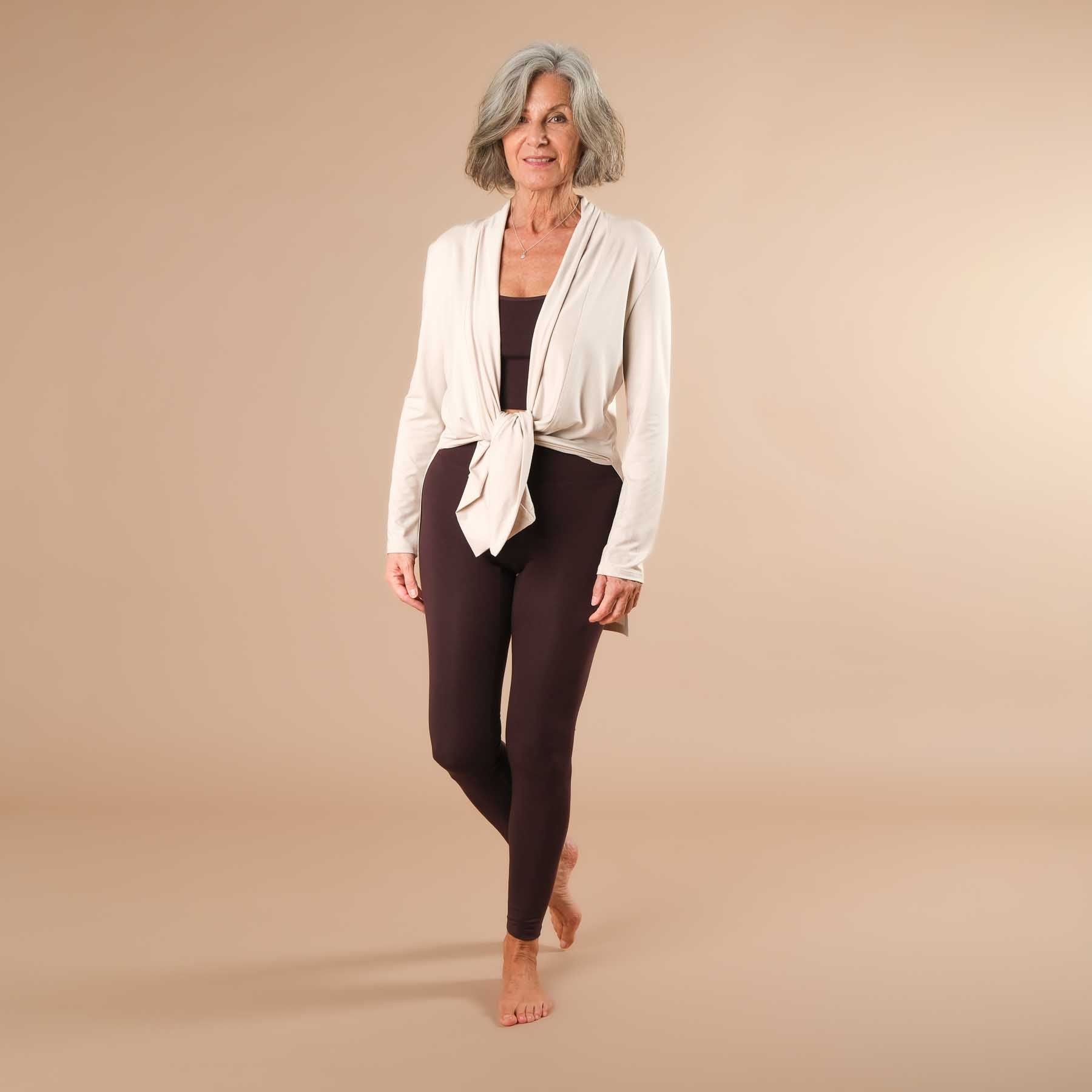 Comfy Yoga Cardigan in der Schweiz hergestellt sand