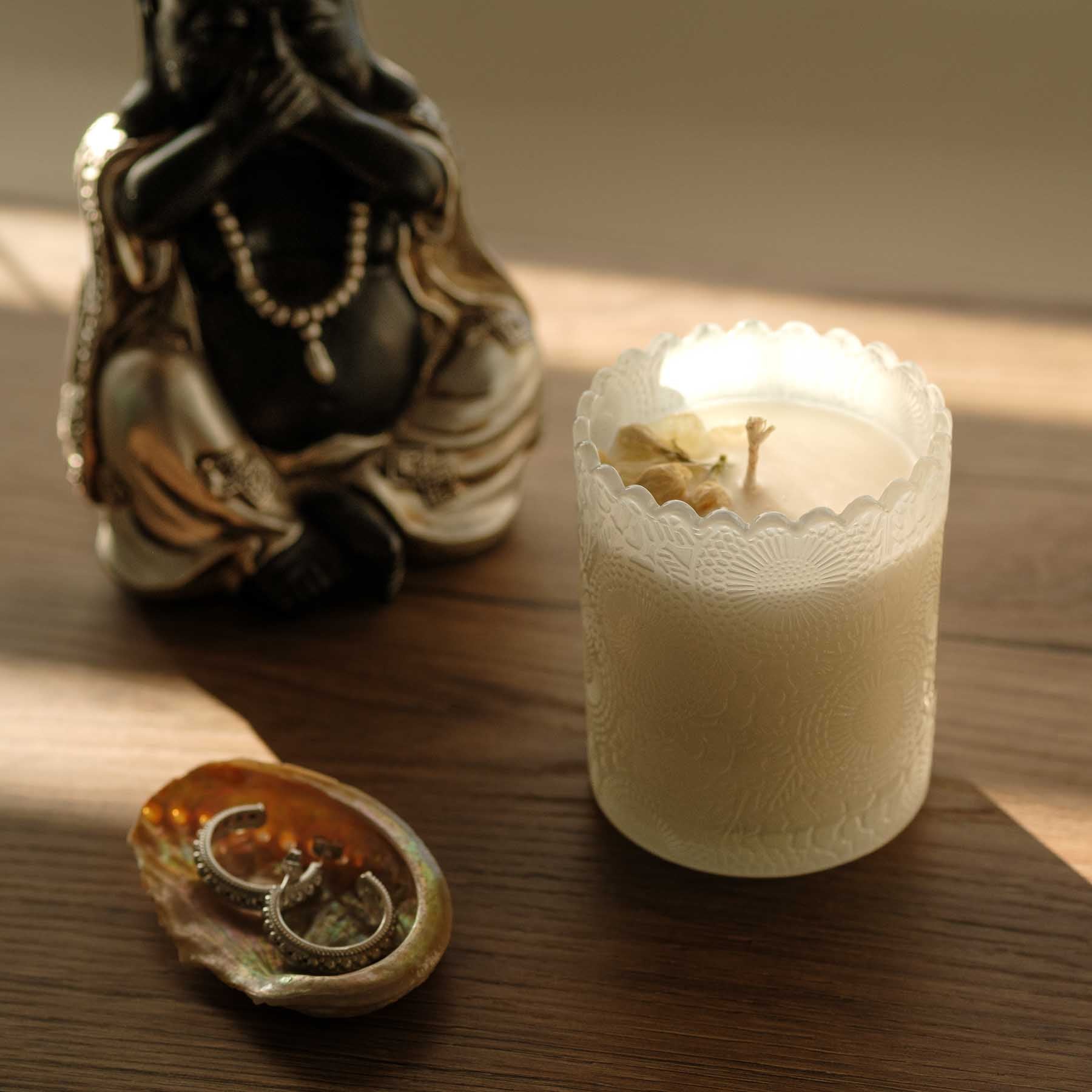 Candela profumata Milk & Honey in barattolo di vetro con pietre preziose e petali di fiori bianchi
