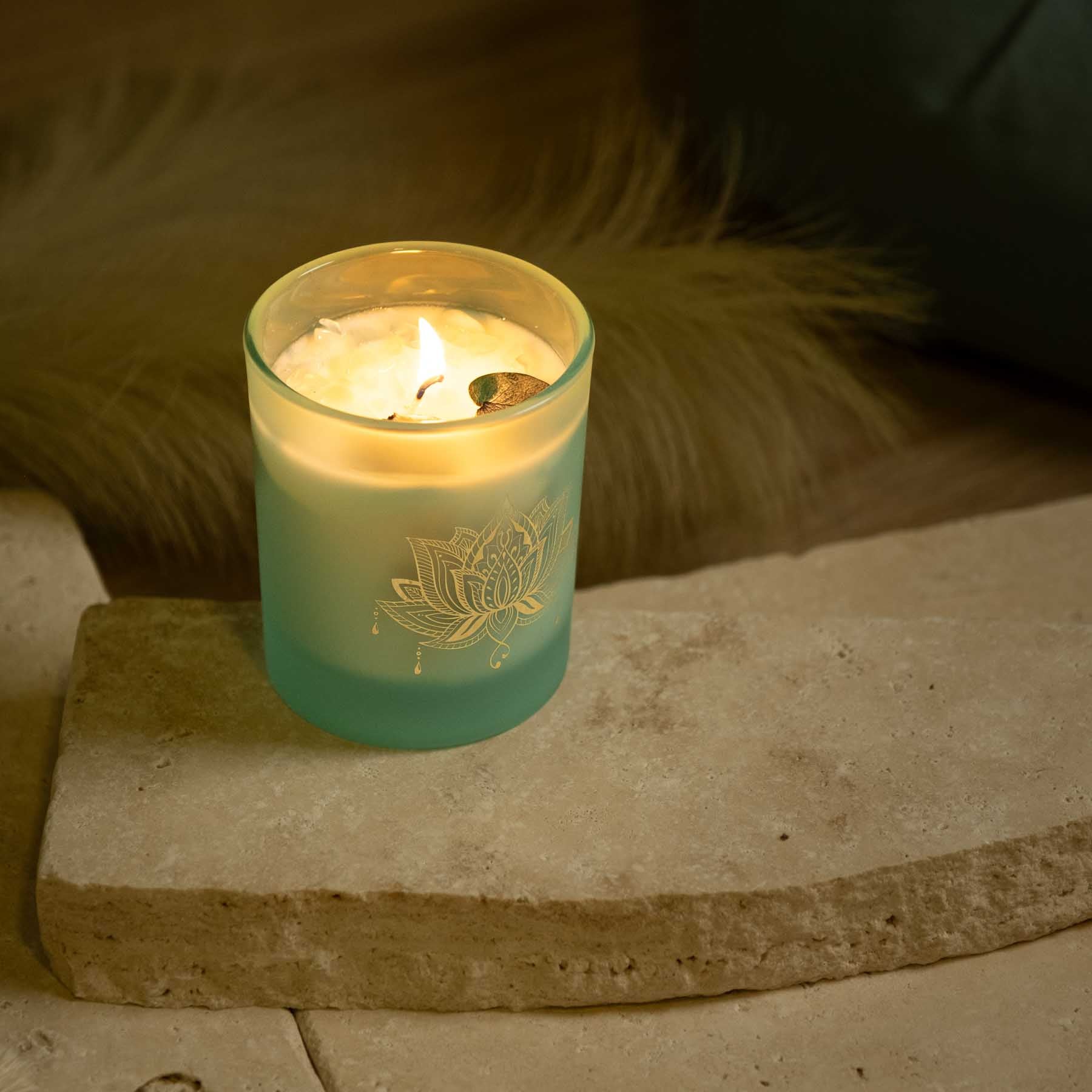 Duftkerze Rose & Magnolia mit Edelsteinen türkis