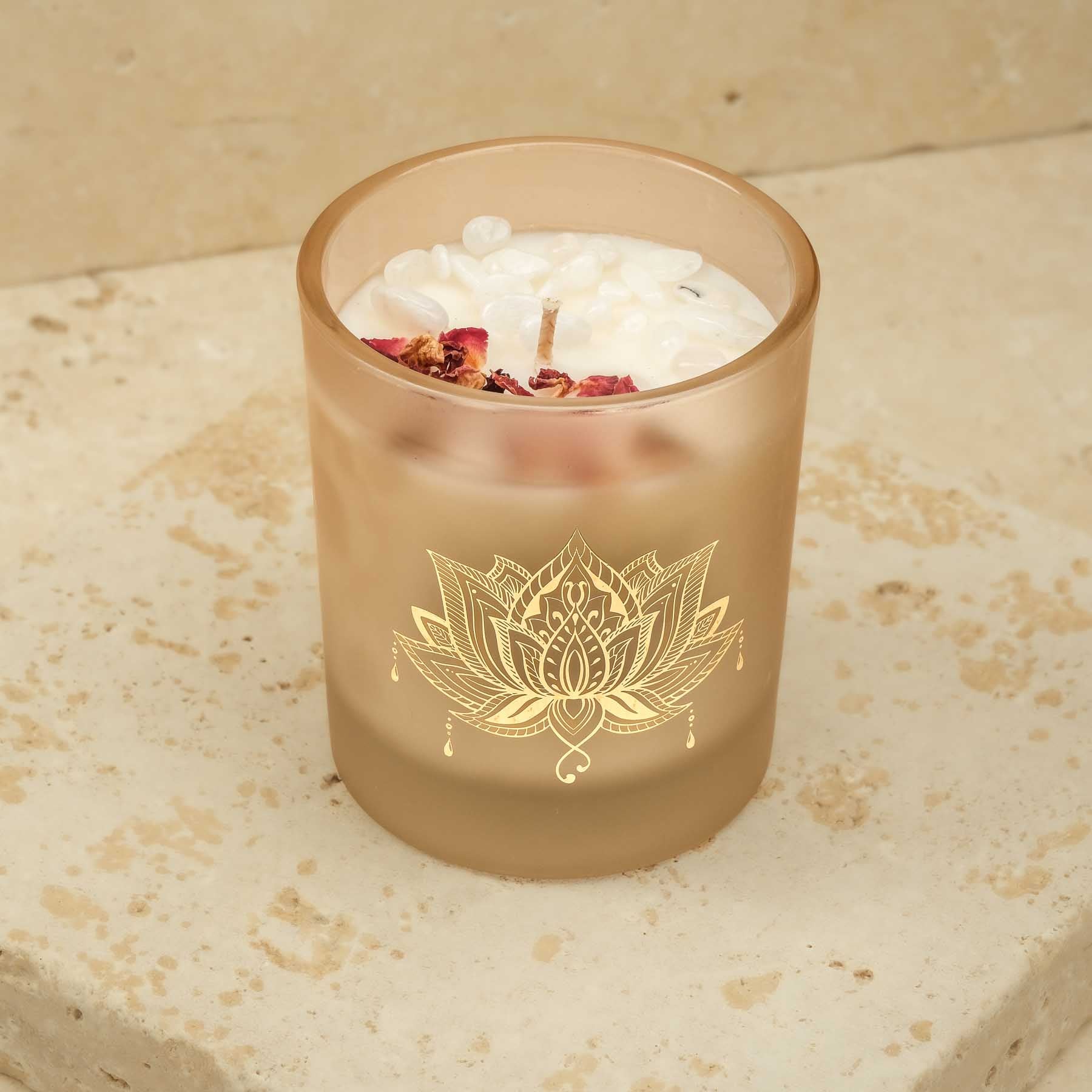 Duftkerze Sandelholz mit Edelsteinen und Blüten aus Sojawachs, vegan, Farbe sand