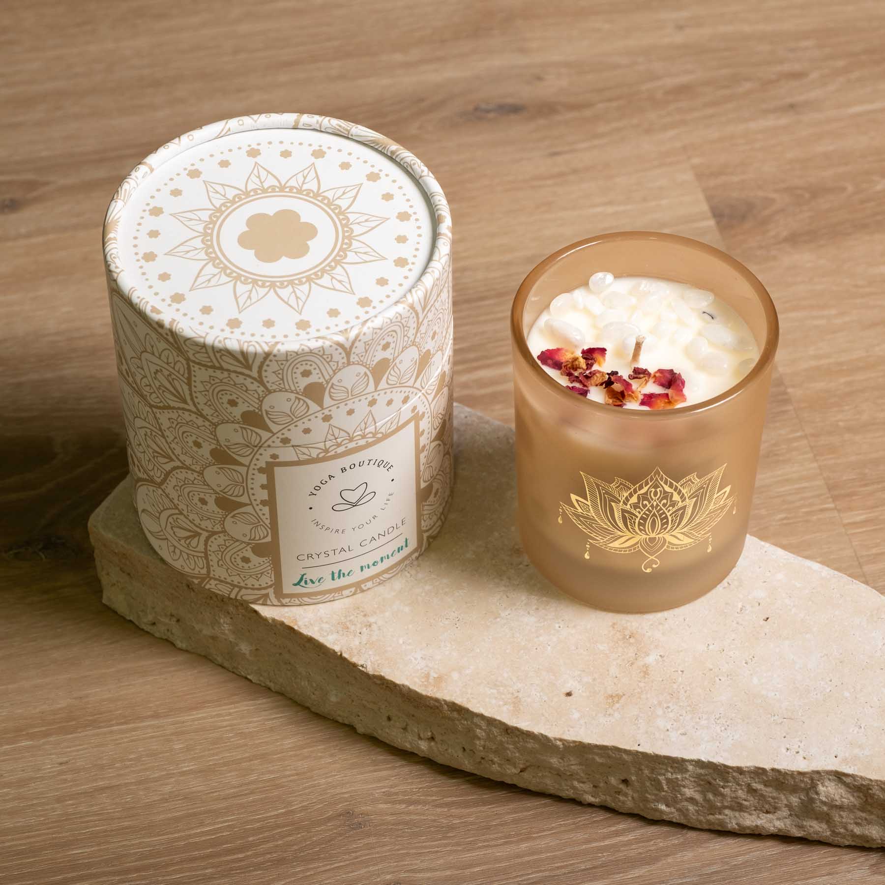 Duftkerze Sandelholz mit Edelsteinen und Blüten aus Sojawachs, vegan, Farbe sand