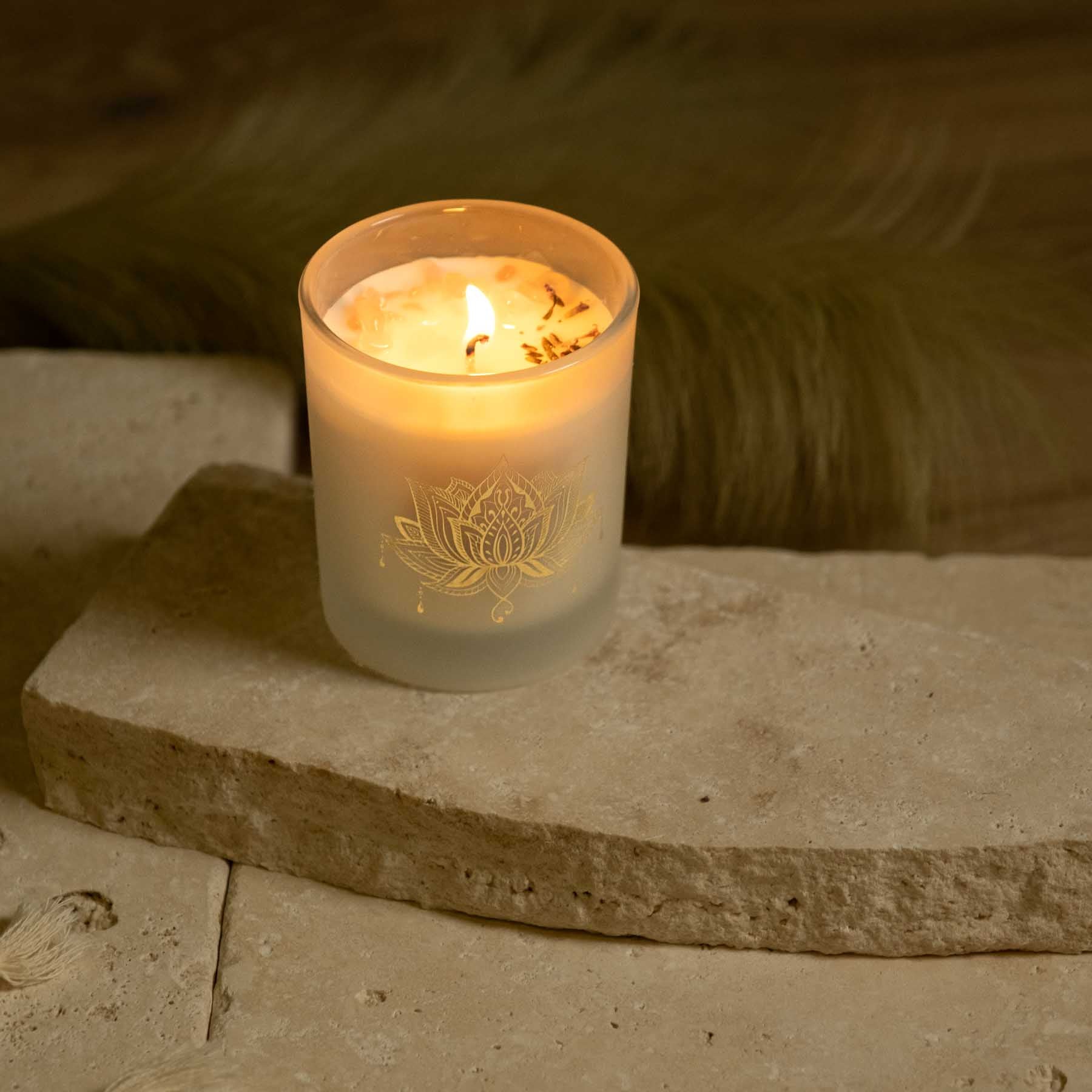 Duftkerze Vanille & Lavendel mit Edelsteinen weiss