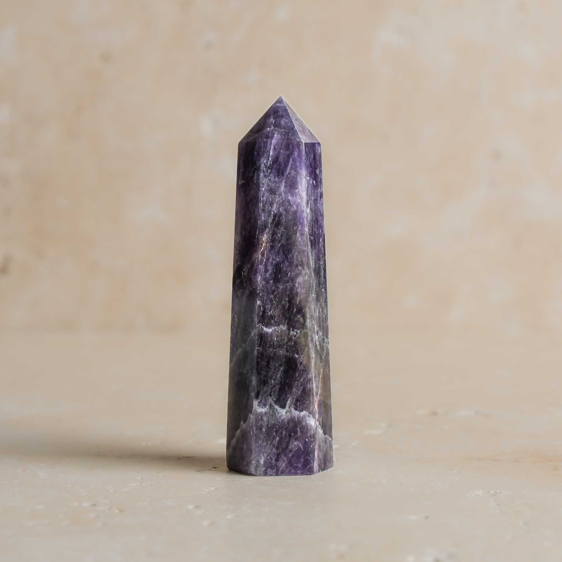 Amethyst dunkel Edelstein Spitze Obelisk