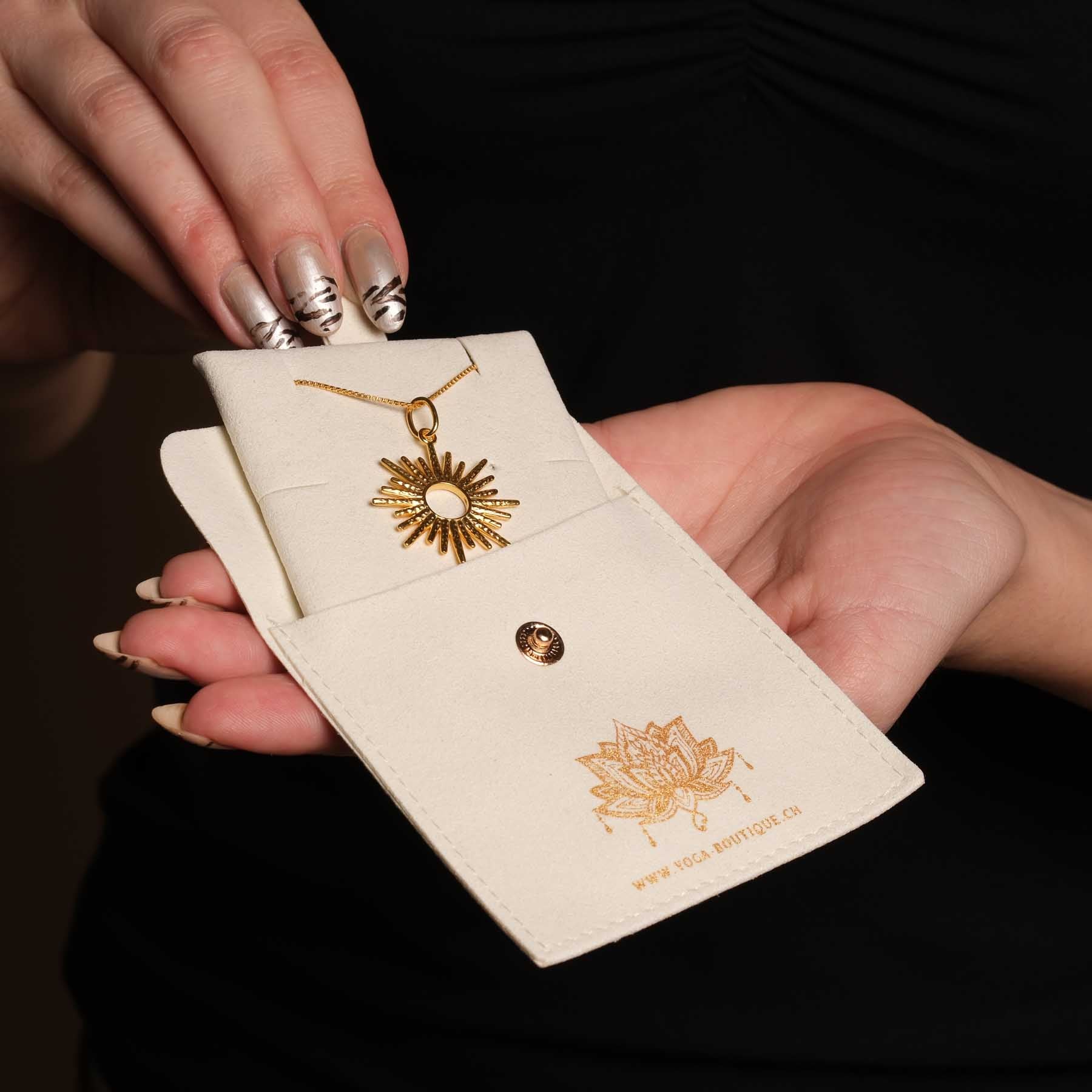 Collier Surya avec pendentif soleil doré