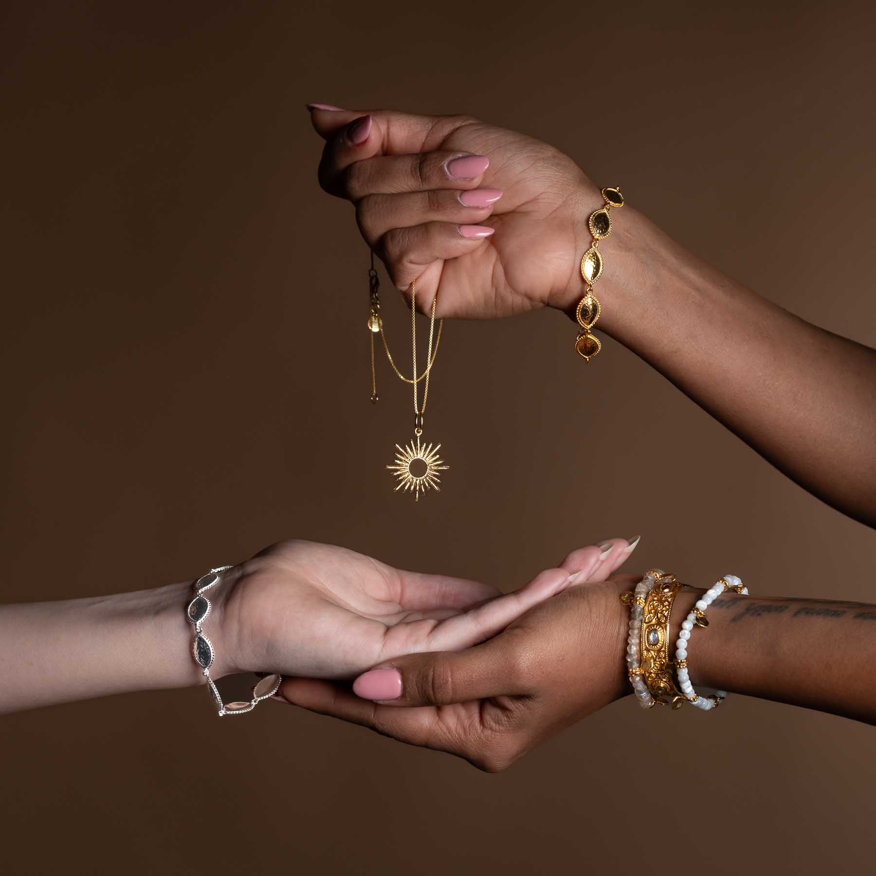 Collier Surya avec pendentif soleil doré