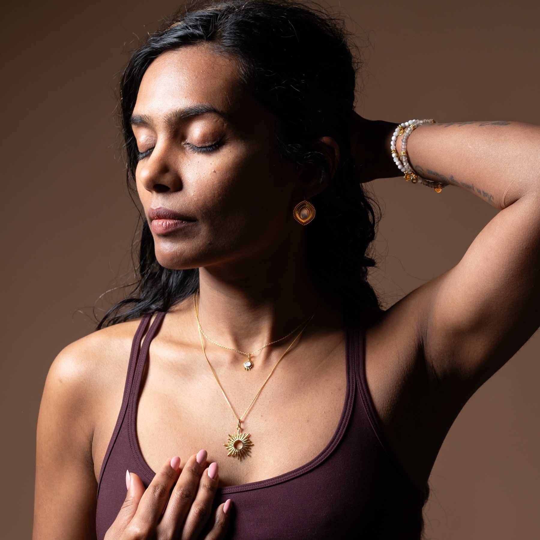 Collier Surya avec pendentif soleil doré