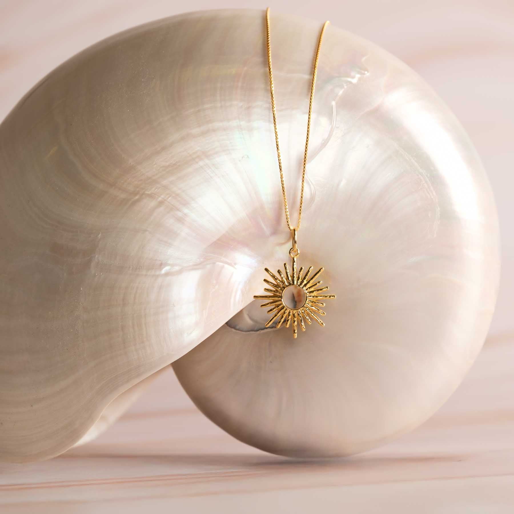 Collier Surya avec pendentif soleil doré