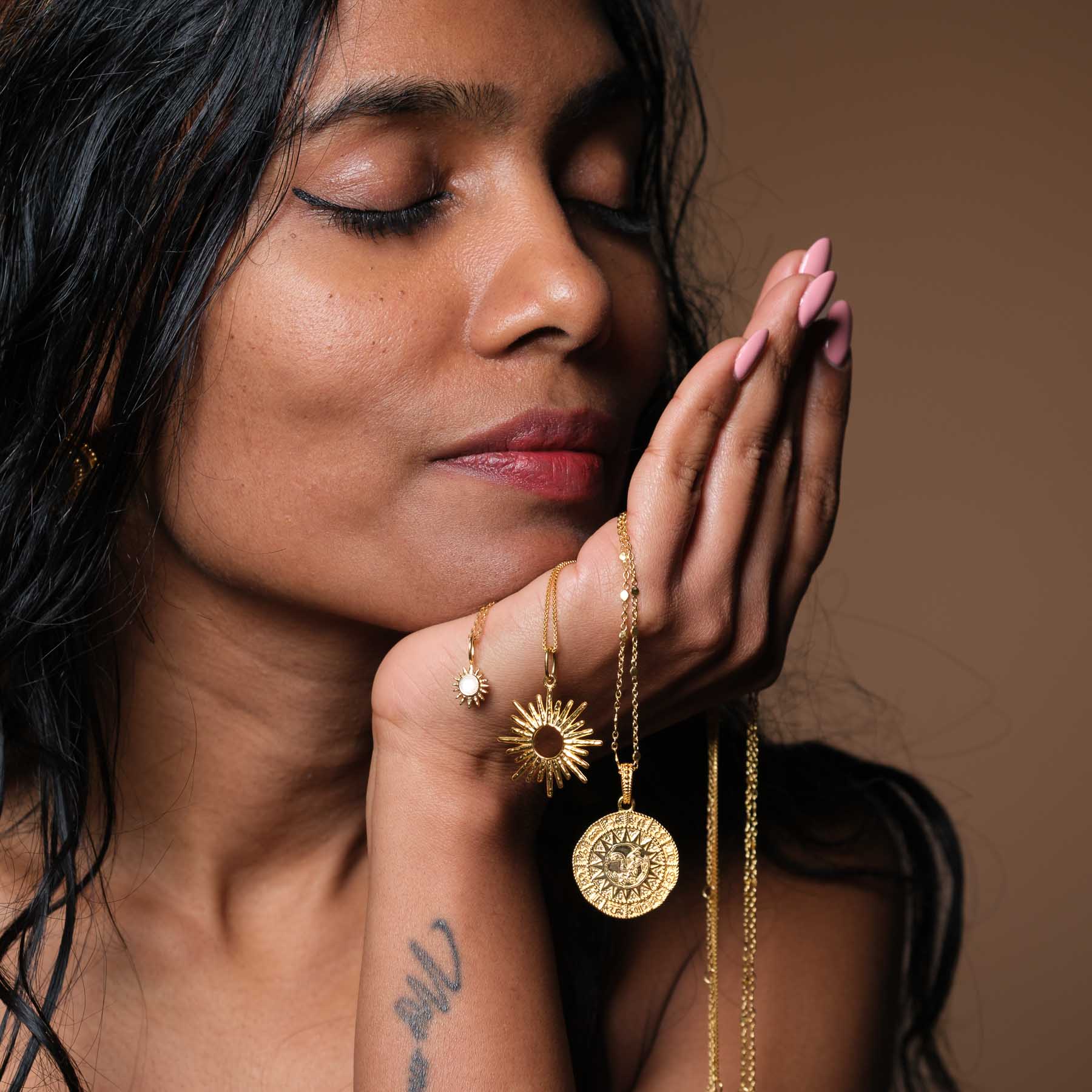 Collier Surya avec pendentif soleil doré