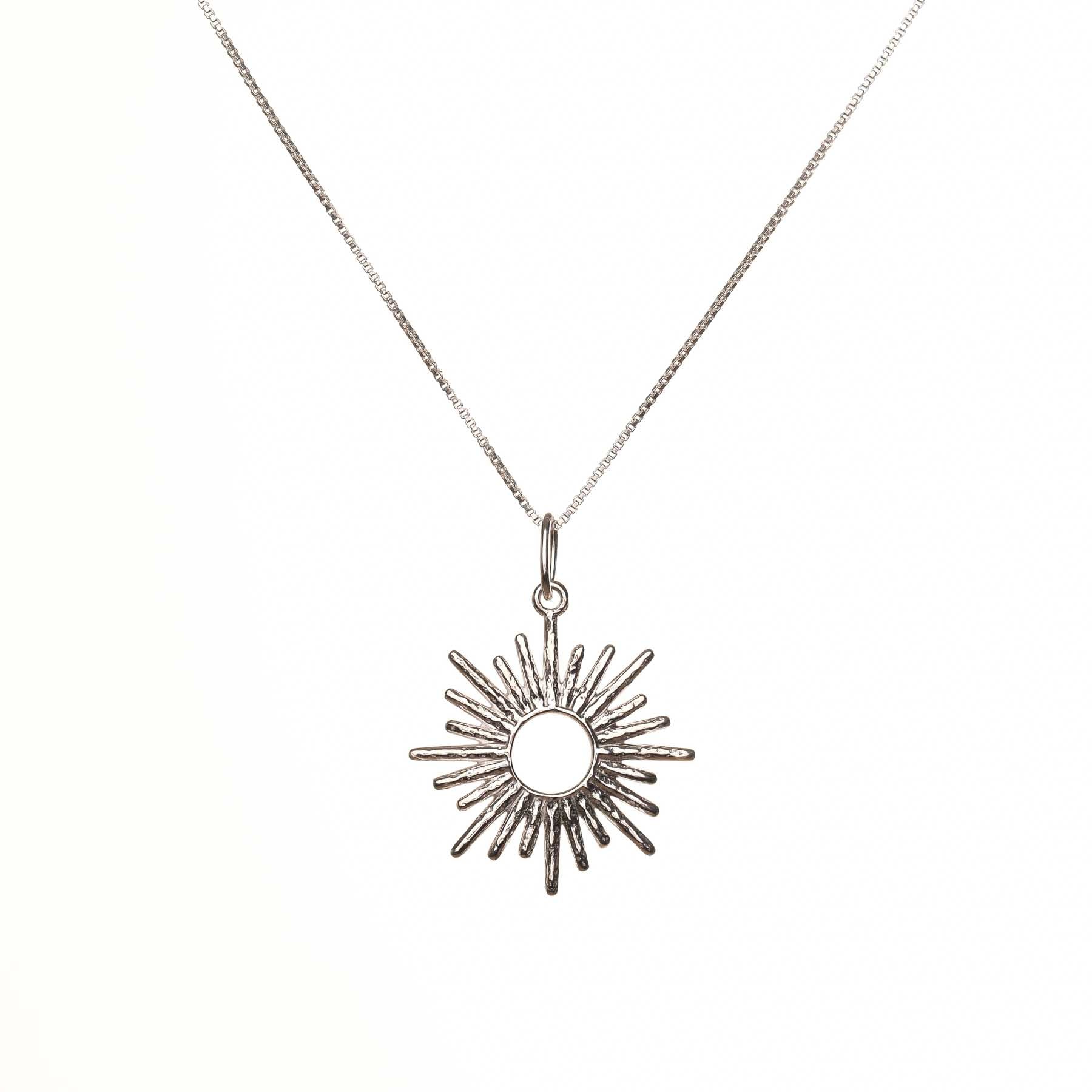 Collier Surya avec pendentif soleil argenté