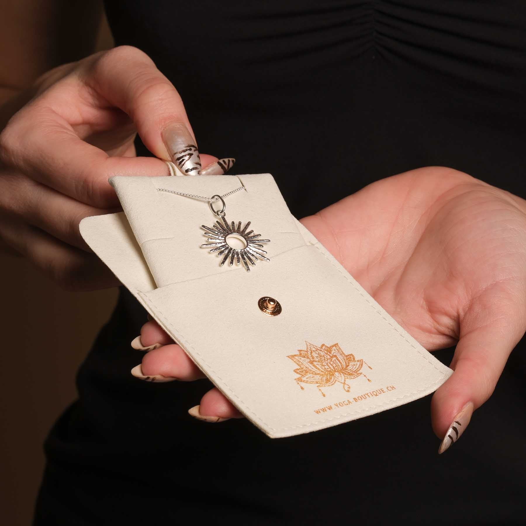 Collier Surya avec pendentif soleil argenté