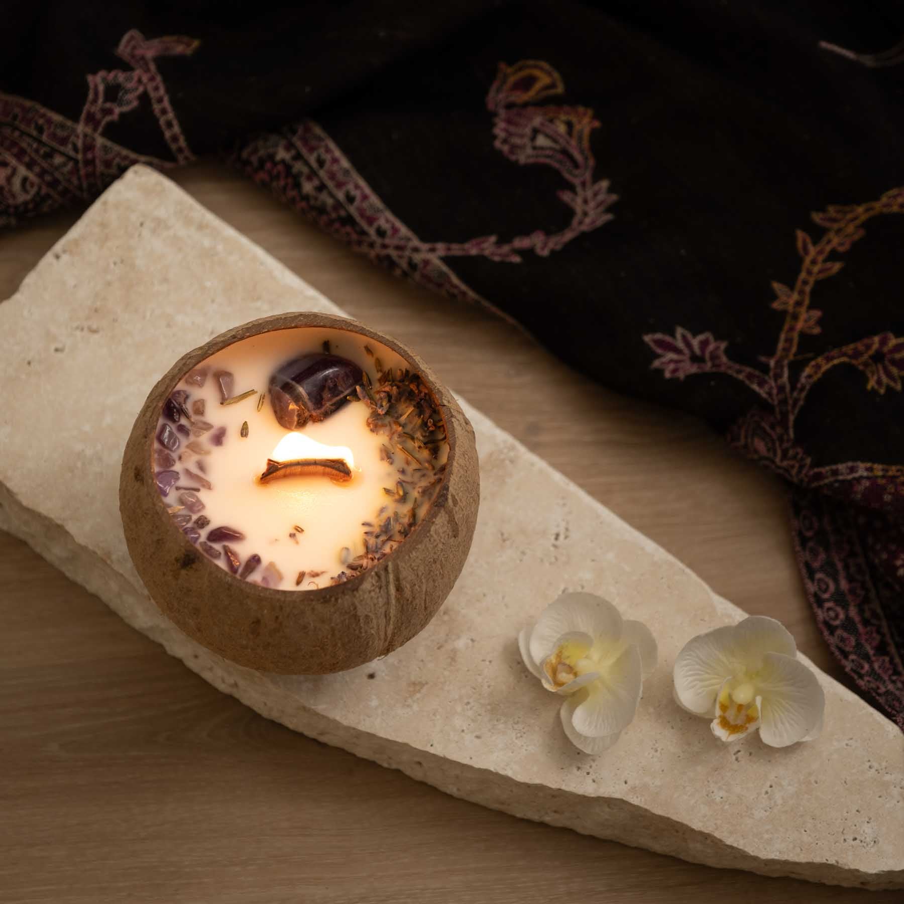 Kokosnuss Edelstein Duftkerze Rose, Amber, Musk & Amethyst