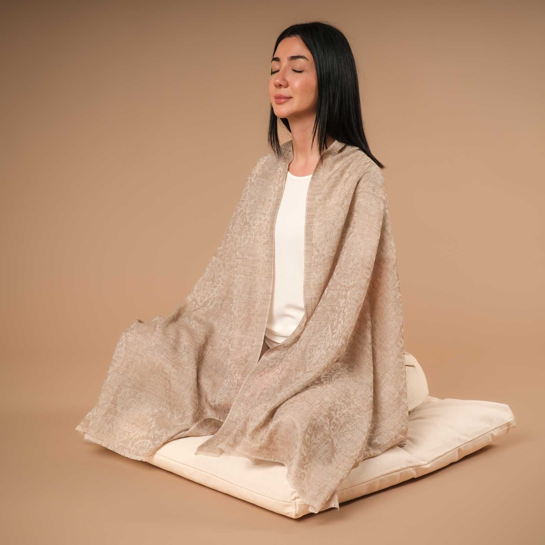 Meditationstuch Schal Feinwolle Saraswati taupe