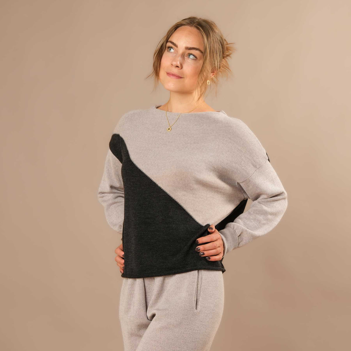 Merino Pullover Color Block Damen in der Schweiz hergestellt beige anthrazit