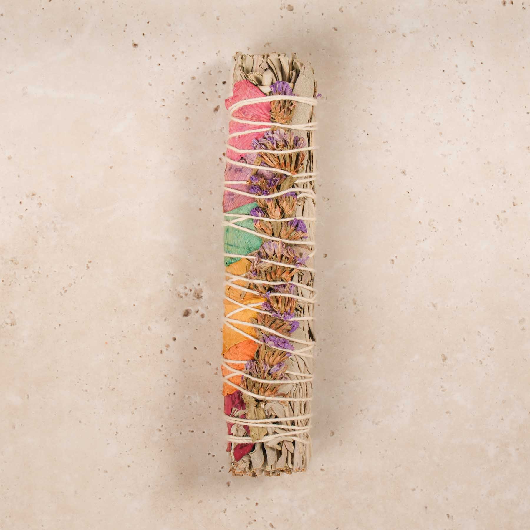 Weisser Salbei, Smudge Stick, 7 Chakras mit Blumenblüten
