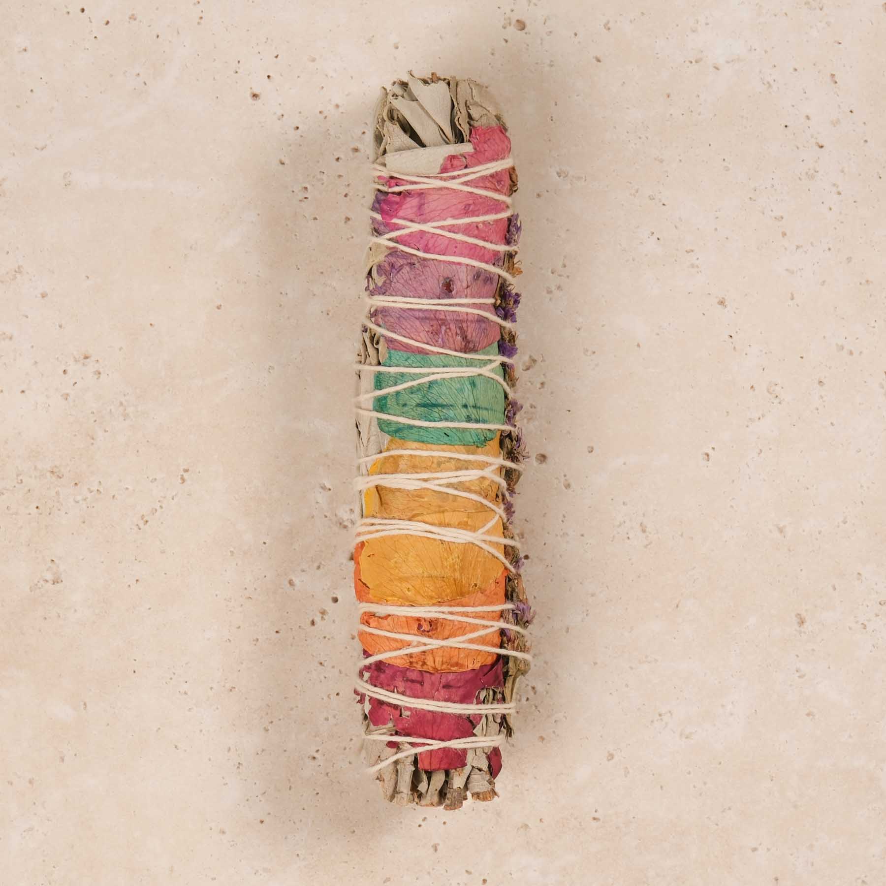 Weisser Salbei, Smudge Stick, 7 Chakras mit Blumenblüten