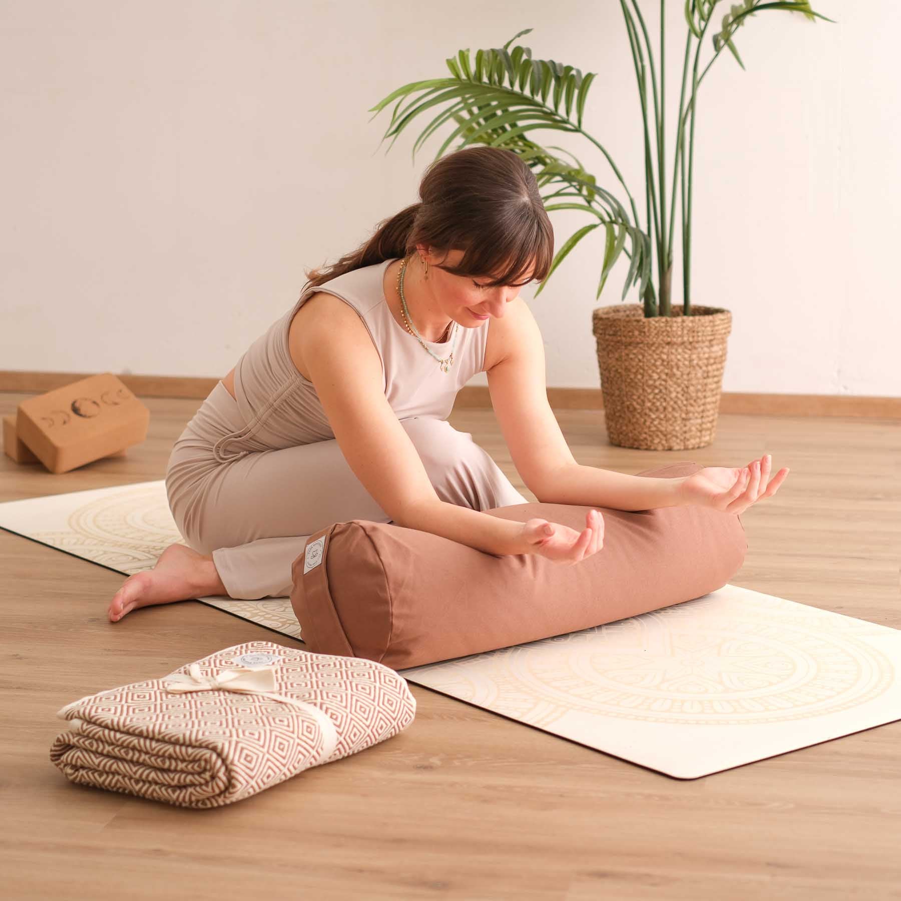Yoga Bolster aus Baumwolle uni brown-earth