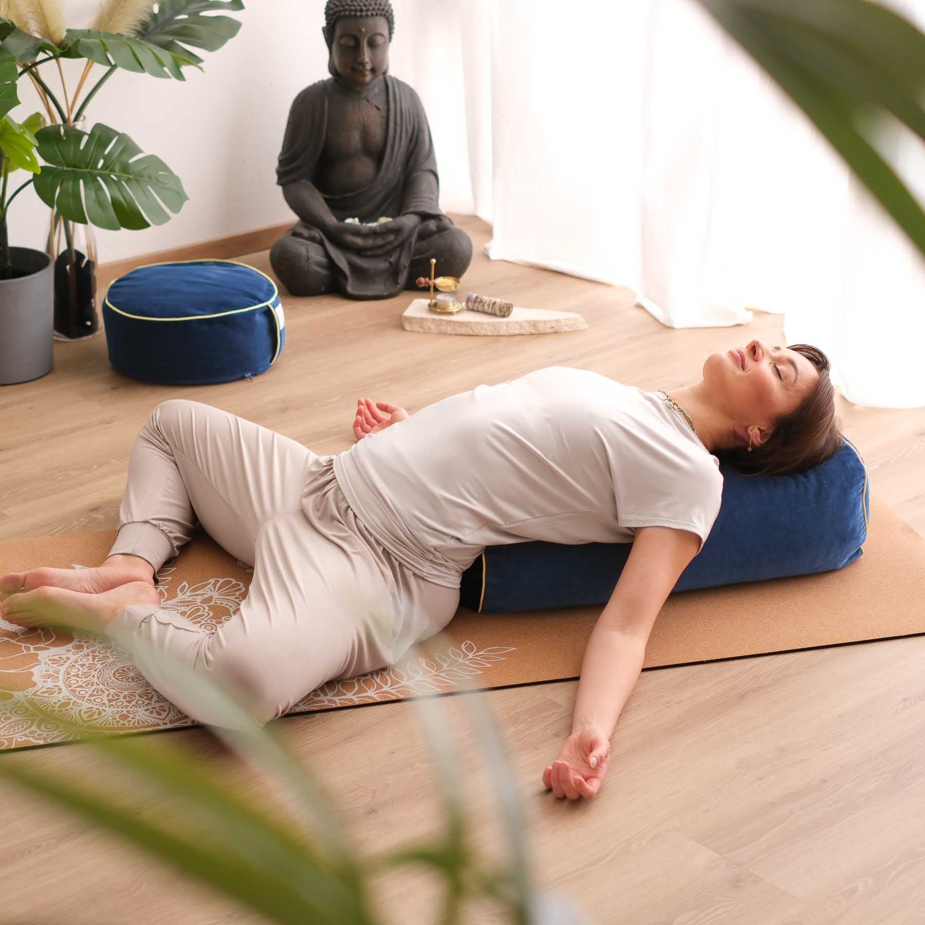 Yoga Bolster aus Samt uni blau