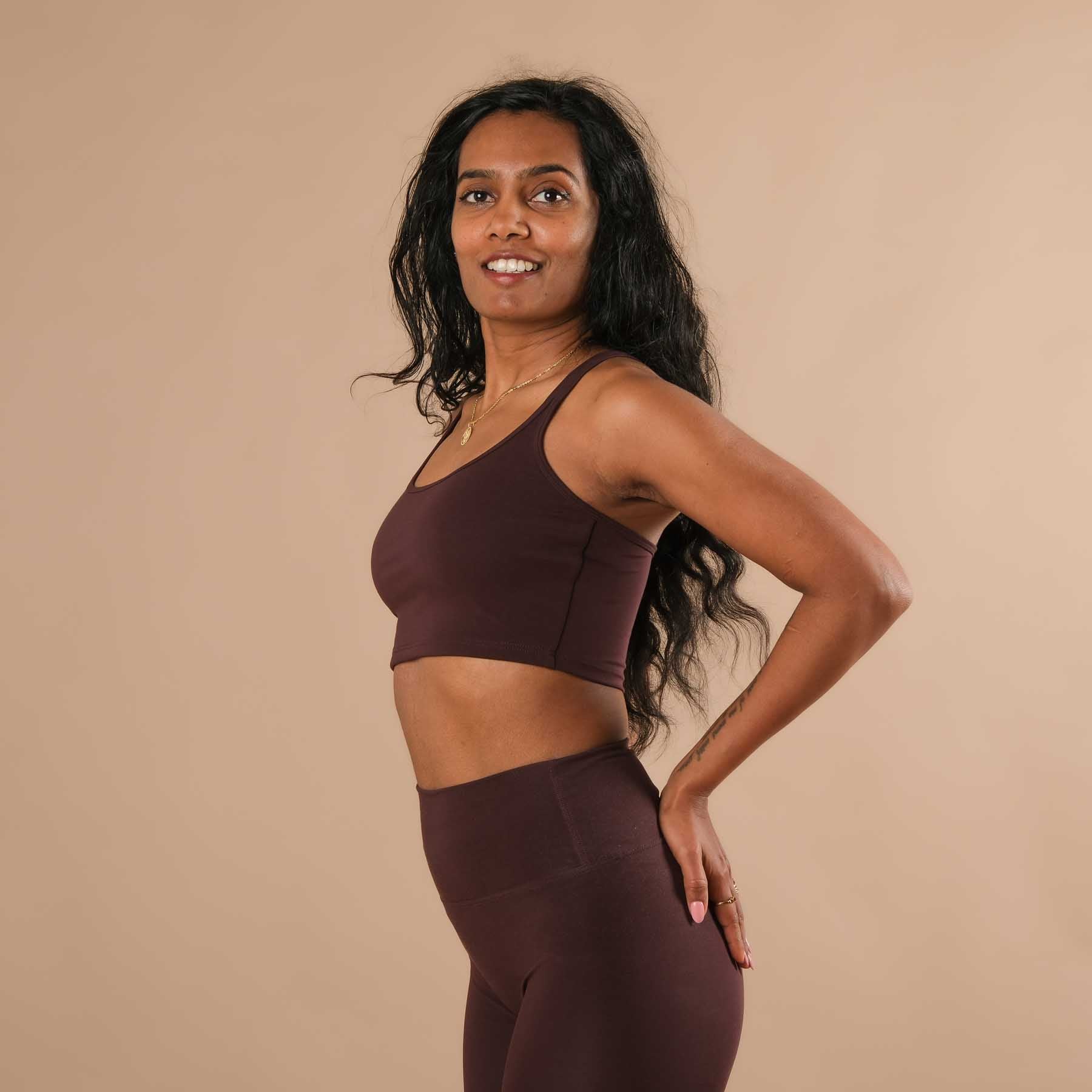 Nachhaltiges Yoga Crop Top Joy mit gekreuzten Trägern aubergine