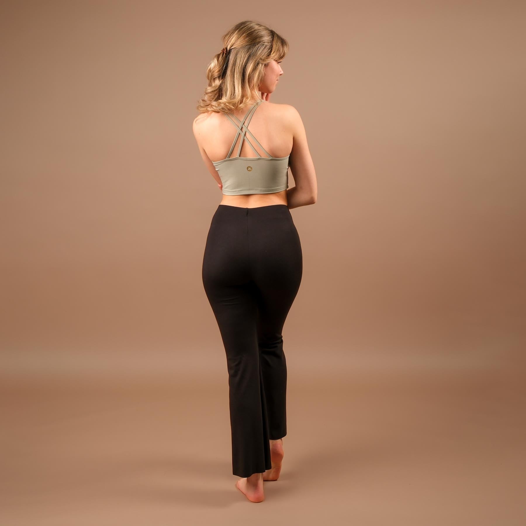 Nachhaltiges Yoga Crop Top Joy mit gekreuzten Trägern jade-gruen