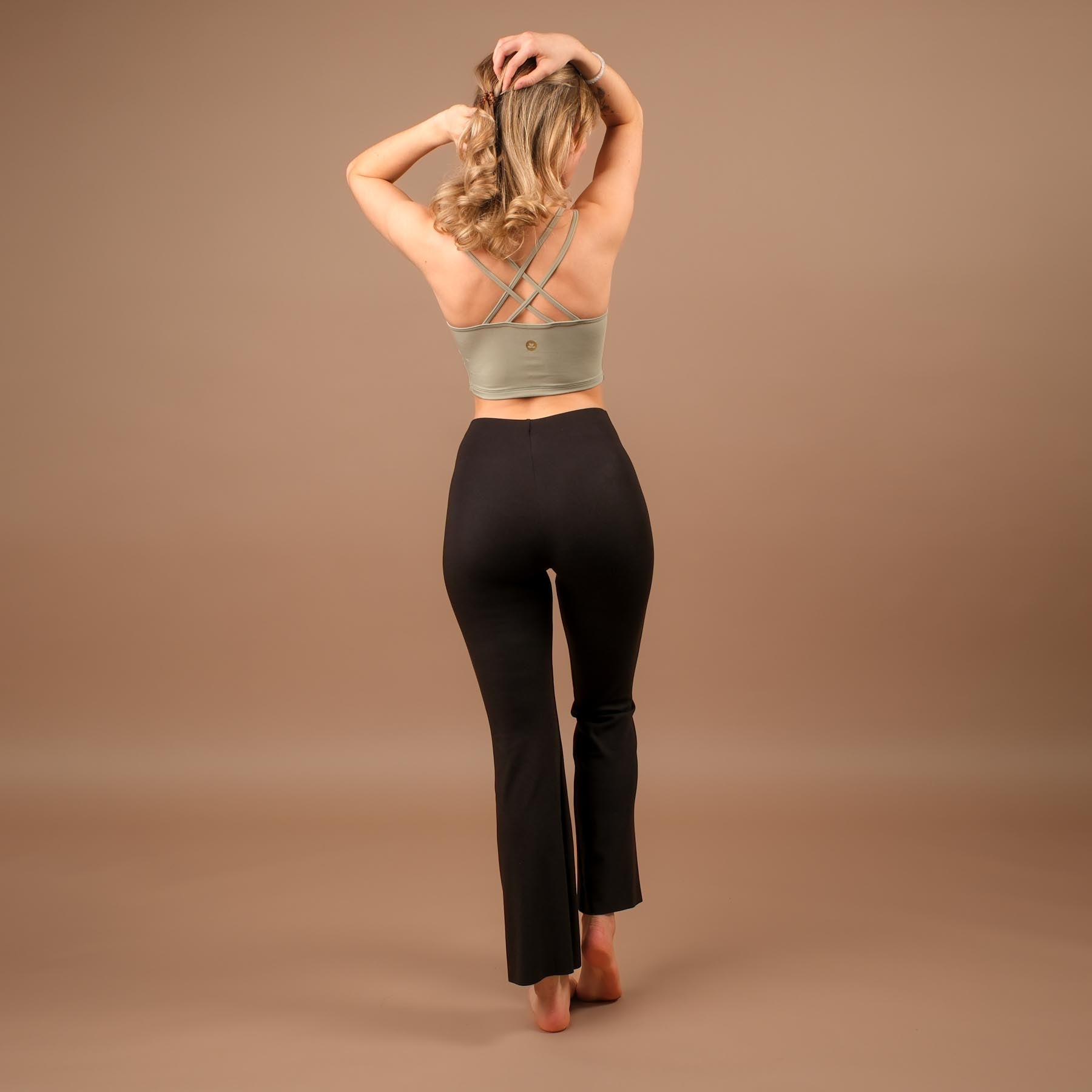 Nachhaltiges Yoga Crop Top Joy mit gekreuzten Trägern jade-gruen