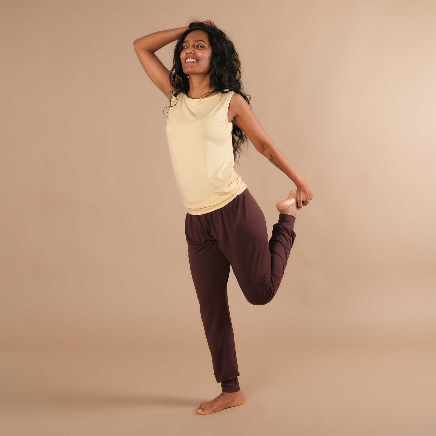 Yoga Hose Taj Mahal lang nachhaltig in der Schweiz hergestellt in Farbe aubergine