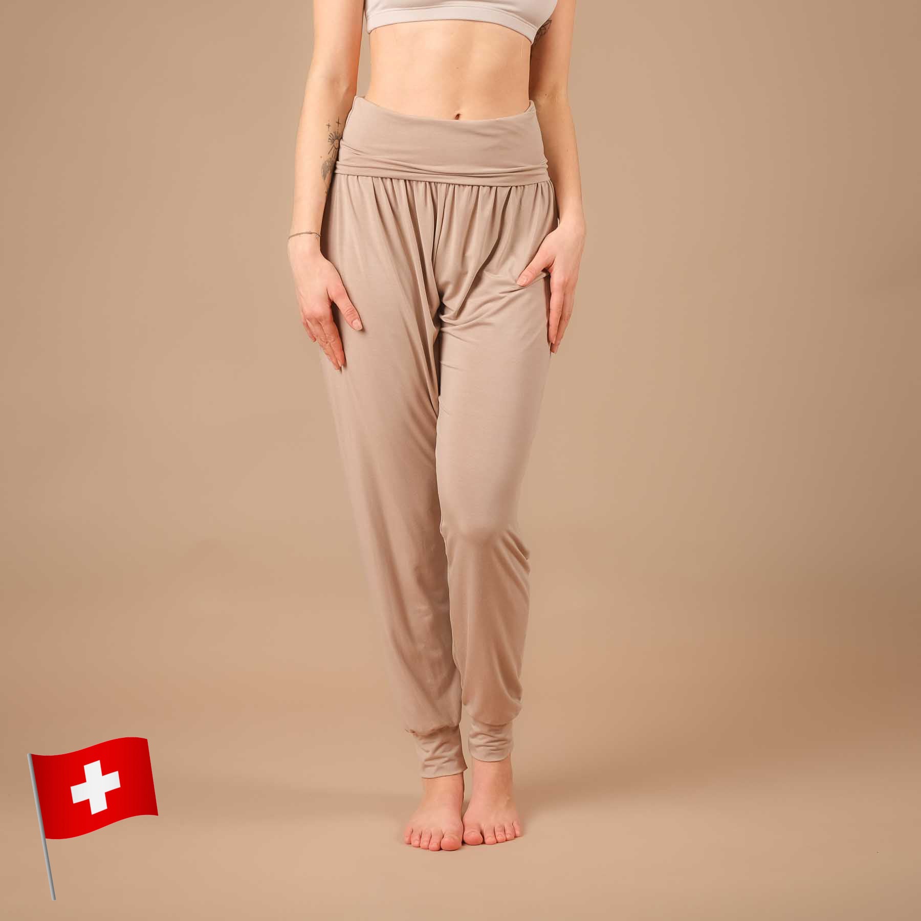 Lockere Yoga Hose Taj Mahal lang nachhaltig in der Schweiz hergestellt taupe