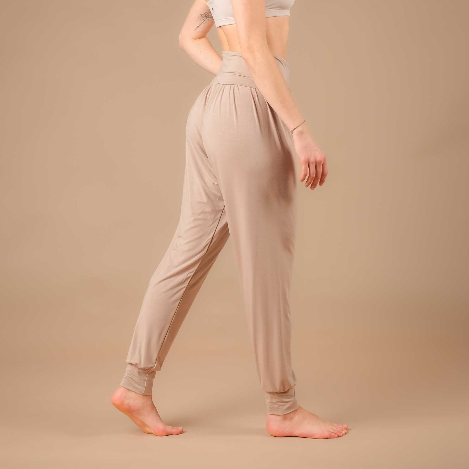 Lockere Yoga Hose Taj Mahal lang nachhaltig in der Schweiz hergestellt taupe