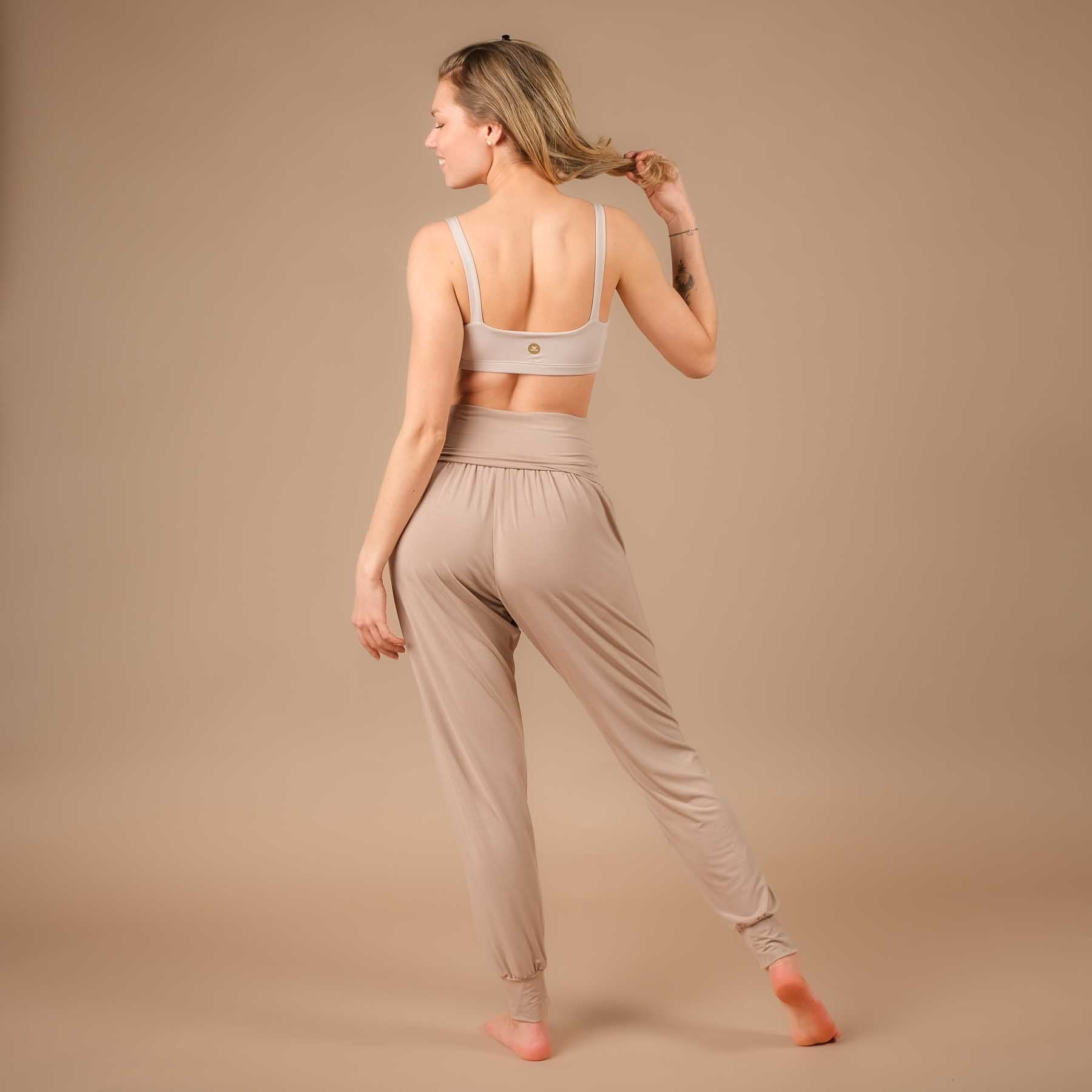 Lockere Yoga Hose Taj Mahal lang nachhaltig in der Schweiz hergestellt taupe