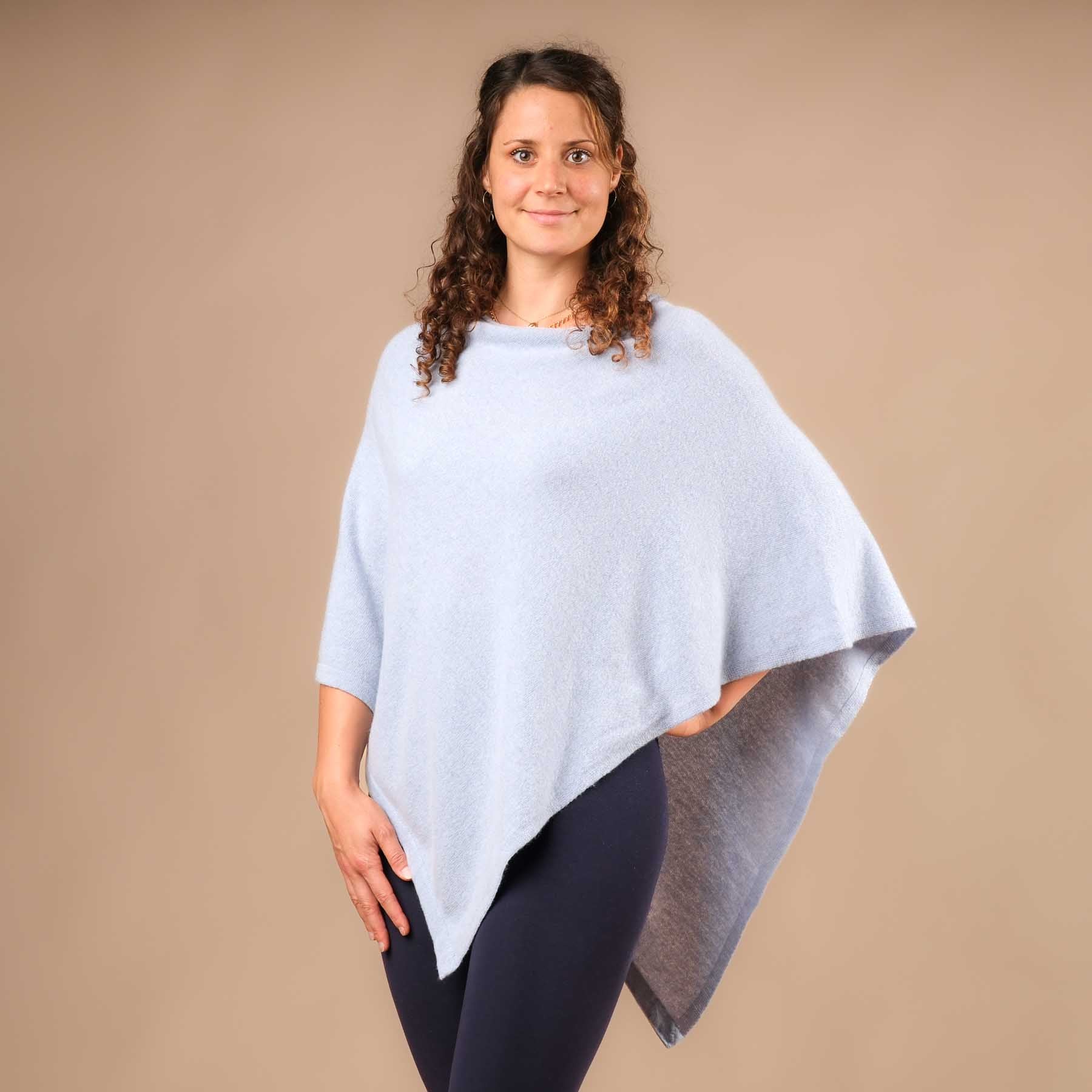 Nachhaltiger Kaschmir Poncho hellblau