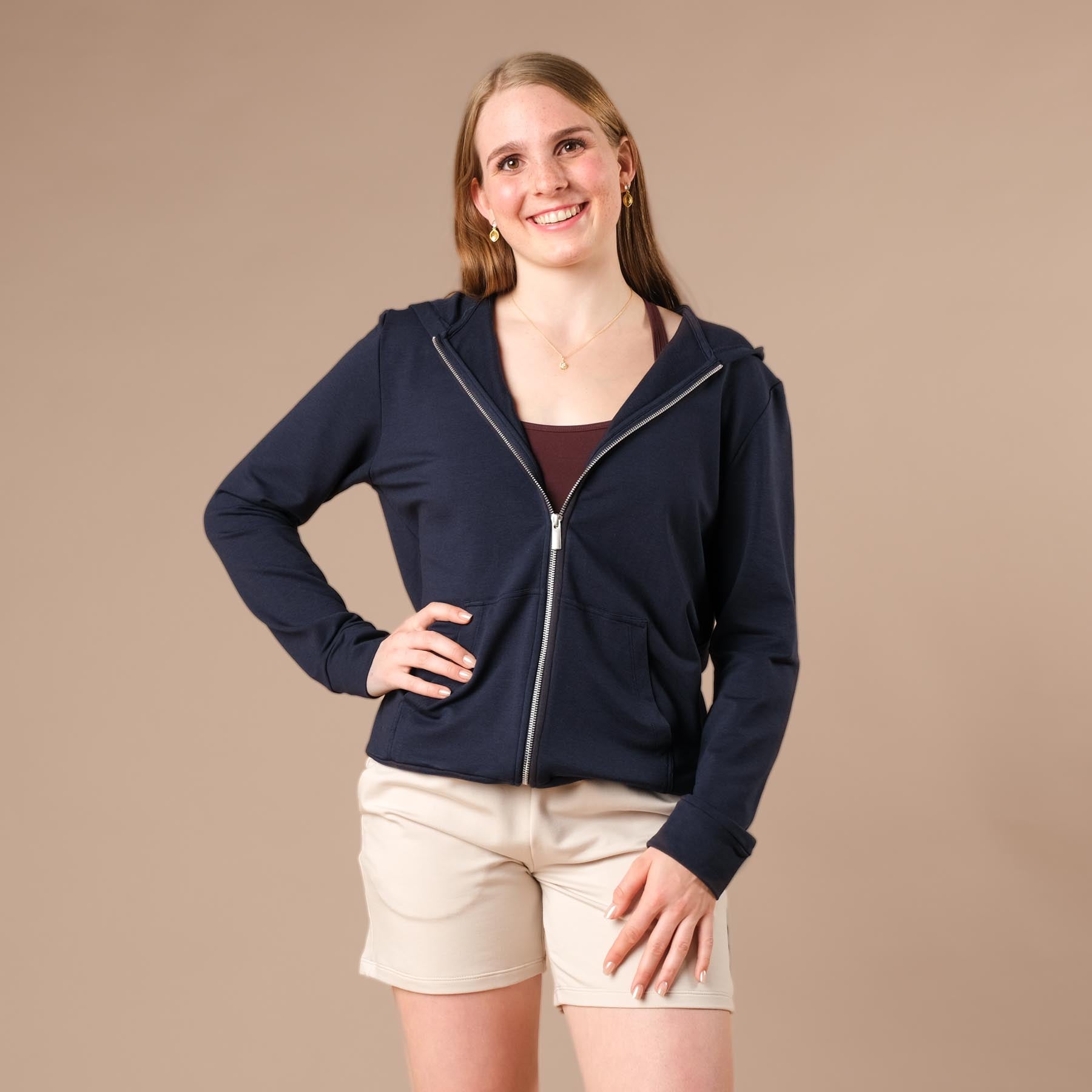 Felpa con cappuccio e zip unisex, realizzata in cotone e modal sostenibili, blu navy