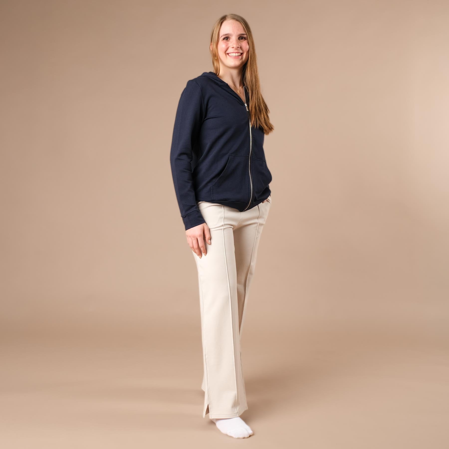 Felpa con cappuccio e zip unisex, realizzata in cotone e modal sostenibili, blu navy