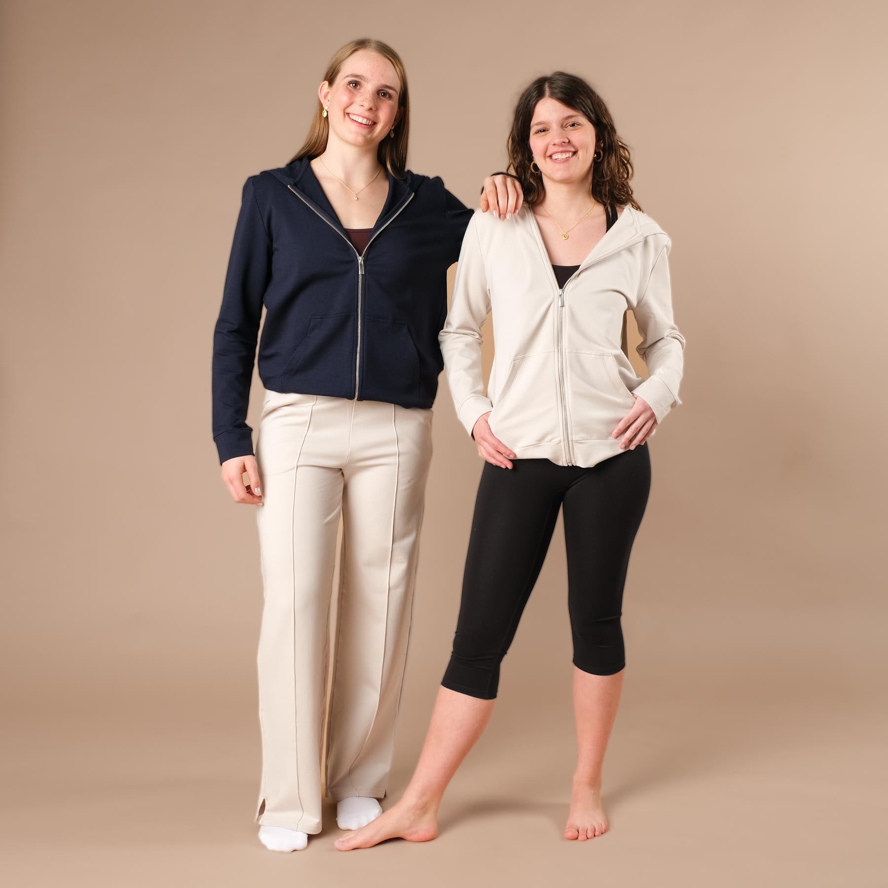 Felpa con cappuccio e zip unisex, realizzata in cotone e modal sostenibili, blu navy