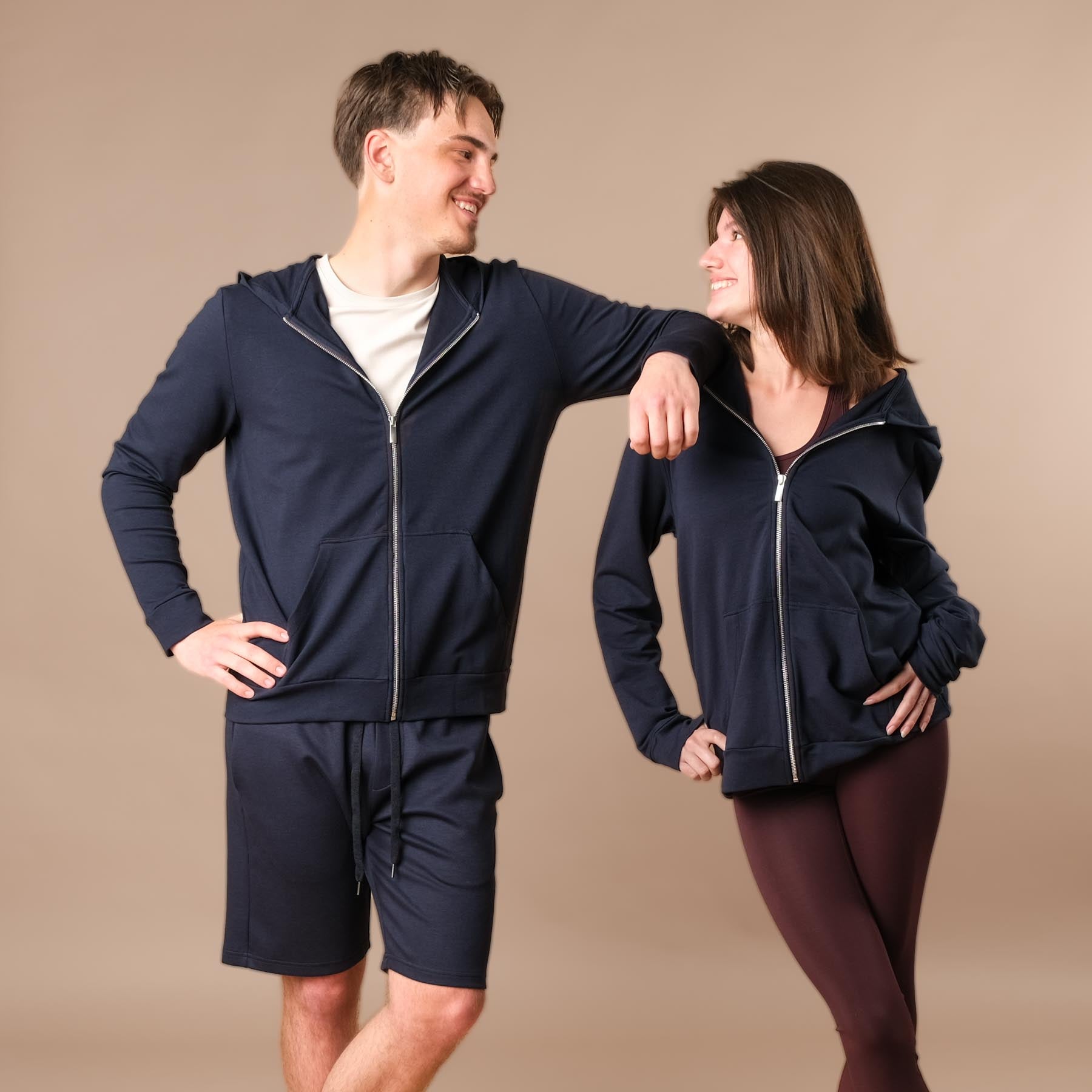 Felpa con cappuccio e zip unisex, realizzata in cotone e modal sostenibili, blu navy