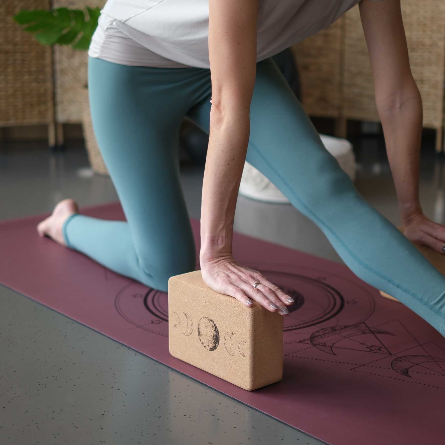 Yogablock aus Kork Celeste mit Mond Design nachhaltig