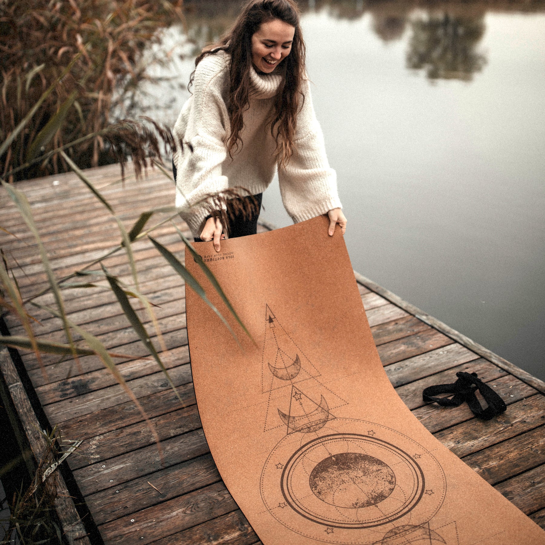 Einzigartige Yoga Produkte, die glücklich machen! Jetzt im Schweizer Yoga Shop entdecken! Nachhaltige Yogamatten aus Kork, Naturkautschuk, TPE, Schurwolle und Baumwolle. Yoga Hilfsmittel: Yoga Gurte, Kork Yogablöcke, Yoga Decken unf Yogamatten Taschen.